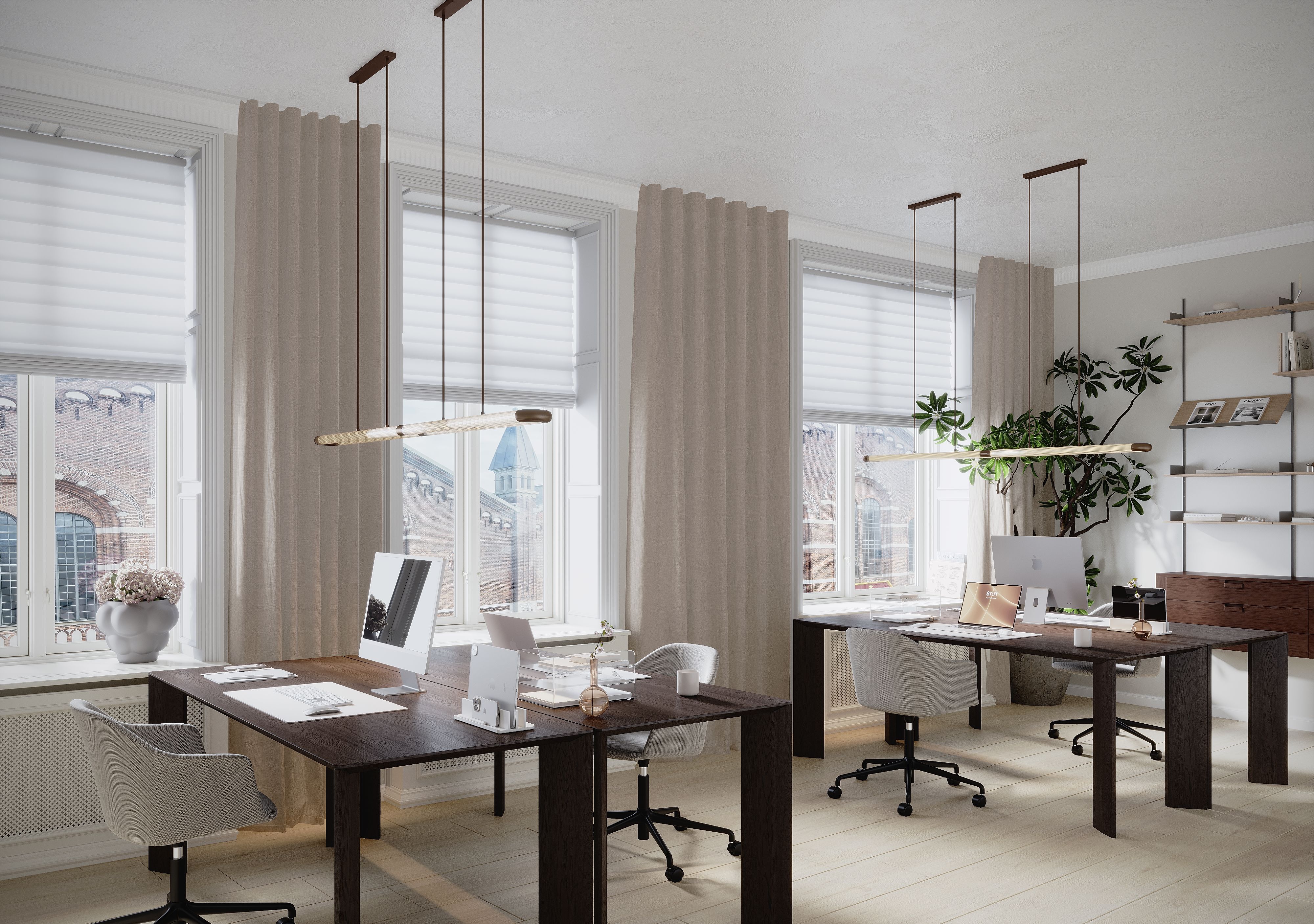 Nyindrettet kontor med moderne møbler og lys, store vinduer med gardiner og eksklusiv udsigt til Københavns Hovedbanegård