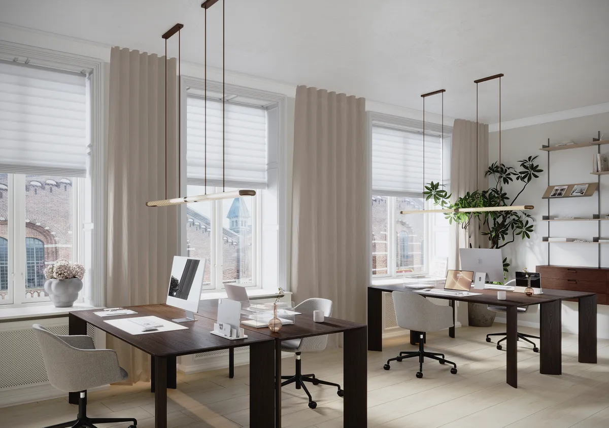 Nyindrettet kontor med moderne møbler og lys, store vinduer med gardiner og eksklusiv udsigt til Københavns Hovedbanegård
