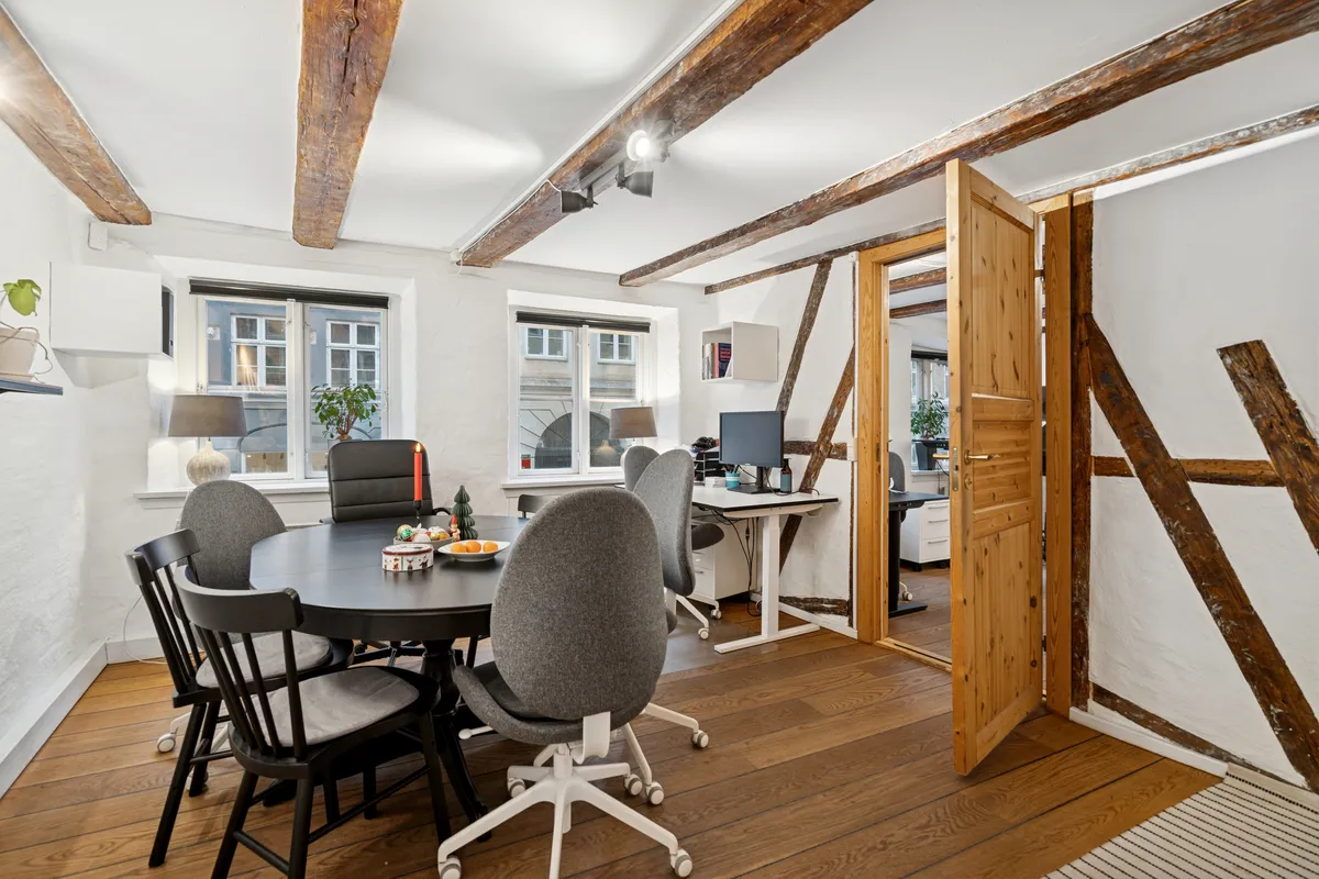 Kontor med lyse, åbne rum og møbler og vinduer, der giver god udsigt til Sankt Peders Stræde. Kontoret har møbler og teknologi, der er tilpasset til moderne arbejdspladser.