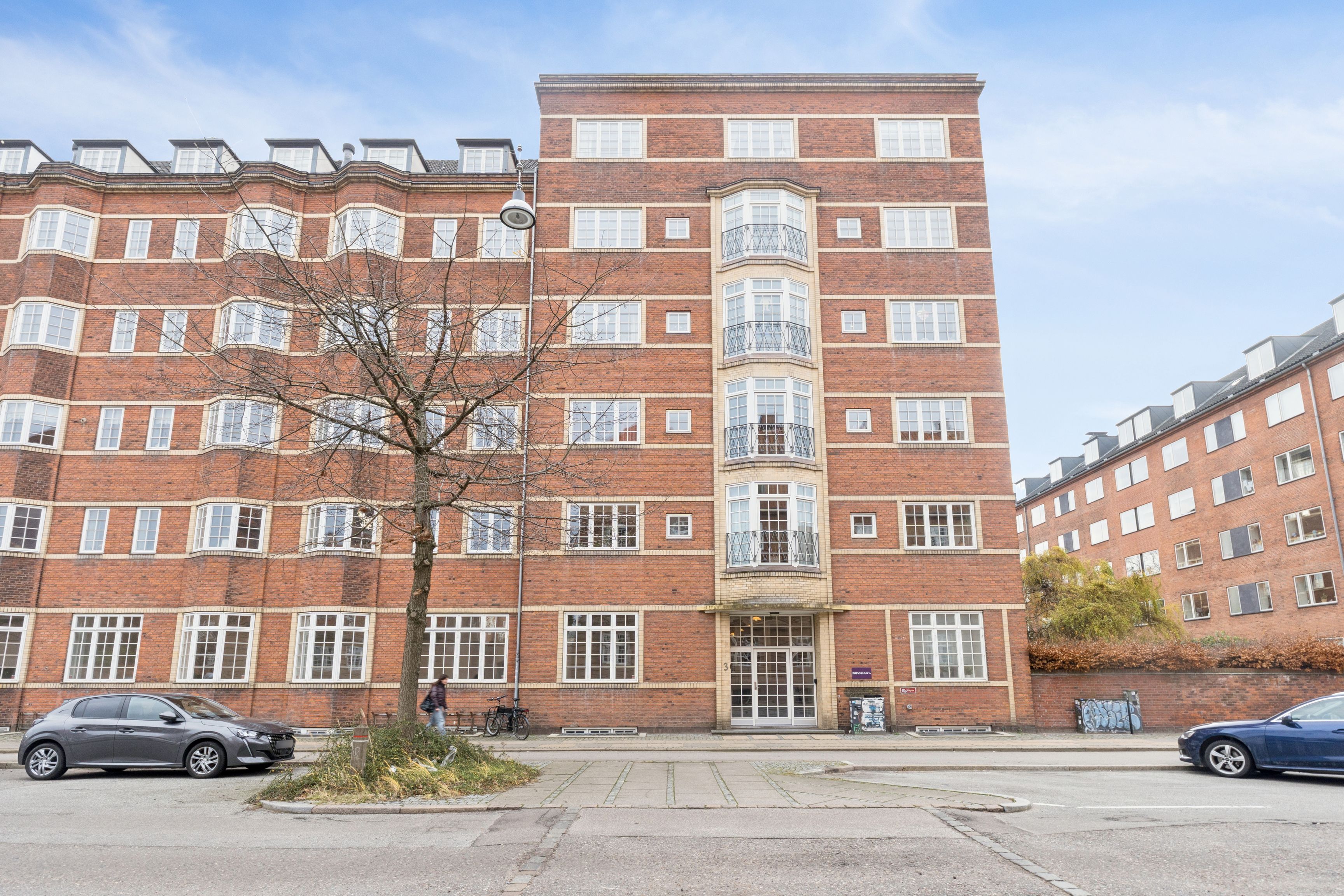 Lyst og indbydende kontor med stærk beliggenhed tæt på metro på Fensmarkgade 3 i København N, med store vinduer og balkoner, samt grønne områder