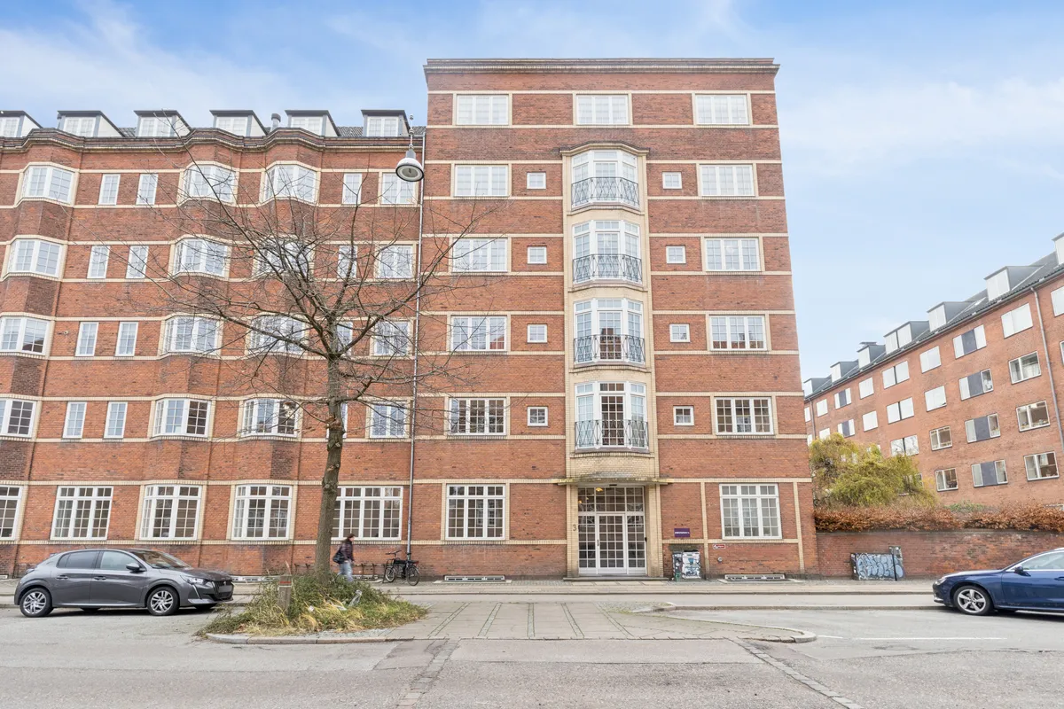 Lyst og indbydende kontor med stærk beliggenhed tæt på metro på Fensmarkgade 3 i København N, med store vinduer og balkoner, samt grønne områder