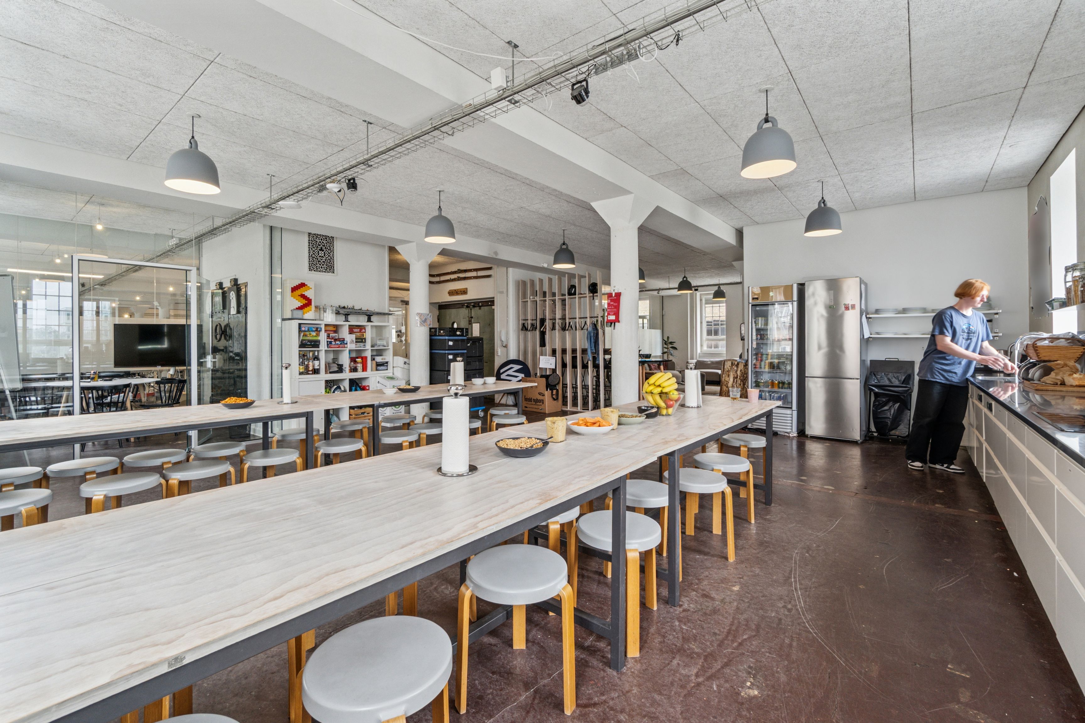 Stor lys og rummelig køkken med høje lofter, store vinduer og masser af bord- og stolpladser. Køkken med moderne apparater og trægulv.