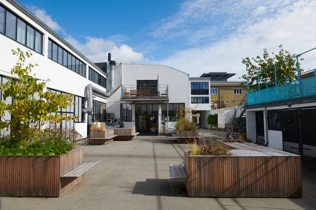 Kontorlejemål med grønne områder og moderne faciliteter, placeret i Nordvest København med adgang til metro og S-tog