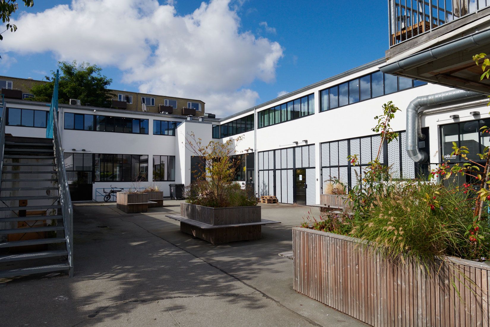 Kontorlejemål med grønne områder og offentlig transport i gåafstand på Bygmestervej i København NV