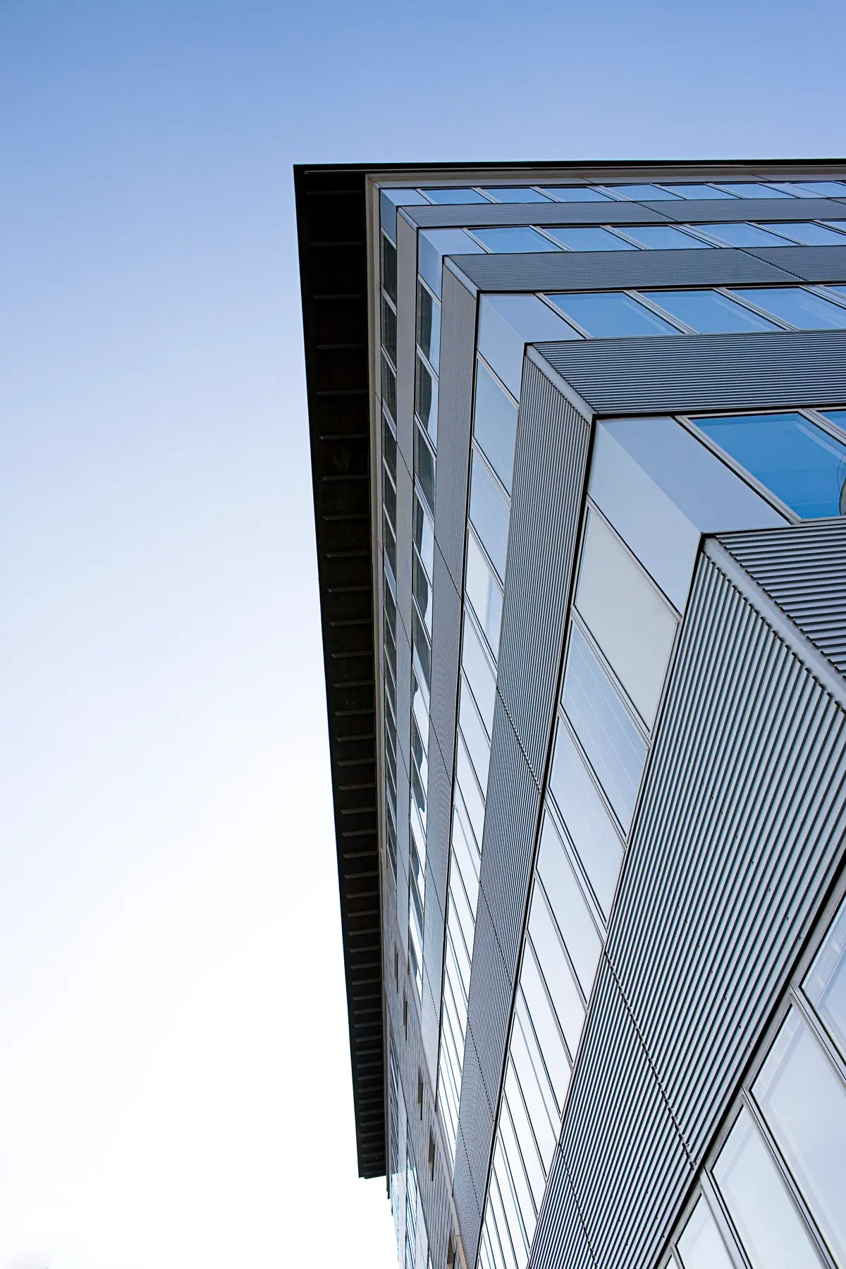 Kontorhus med glasvinduer og ventilation på Vesterbrogade 149, 3. b12, København V. Bygningen er istandsat og har moderne designelementer.