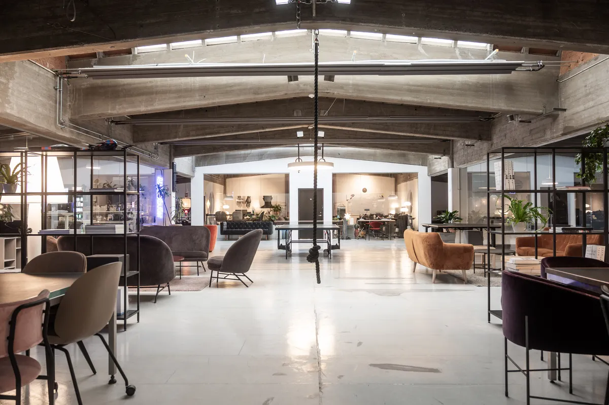 Raffinaderivej, København S. Kontor til leje med lofter og vinduer. Indeholder borde, stole, sofaer og spisesteder. Lamper og indretning med lyse farver.