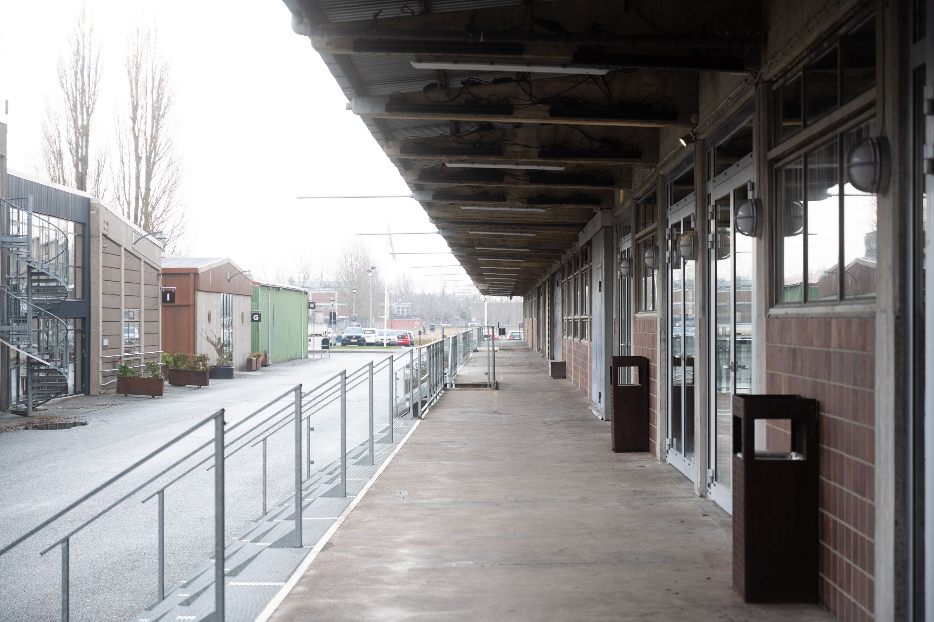 Ledig kontor i Raffinaderivej med moderne møbler, plantepotter og moderne faciliteter, der tiltaler både virksomhed og medarbejder