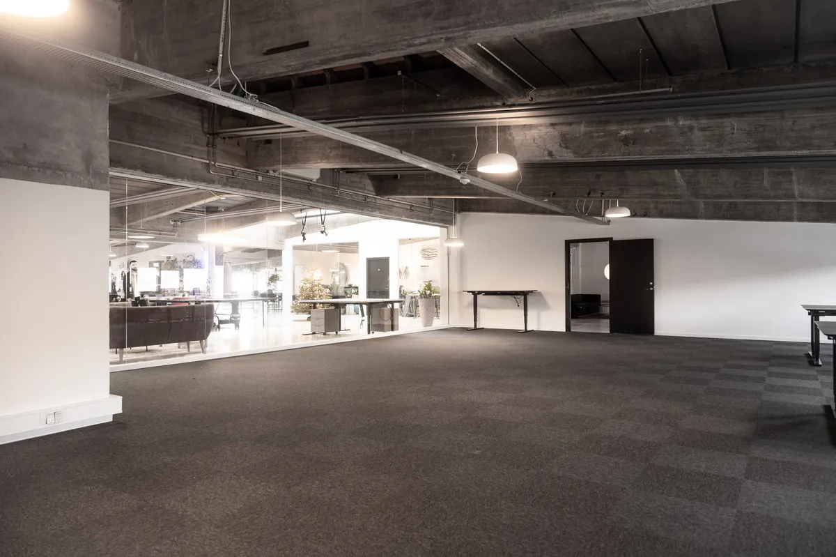 Store kontor med store vinduer, højloft, store møbler og lysekroner. Ledig og til leje på Raffinaderivej i København S.