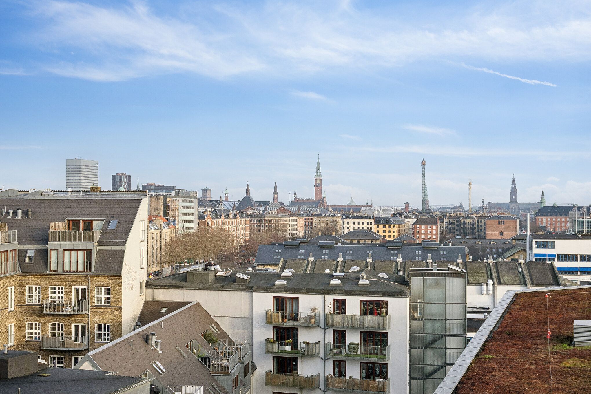 Byudsigt med flere højhuse og terrasser med planter og udsigt over Kødbyen i København