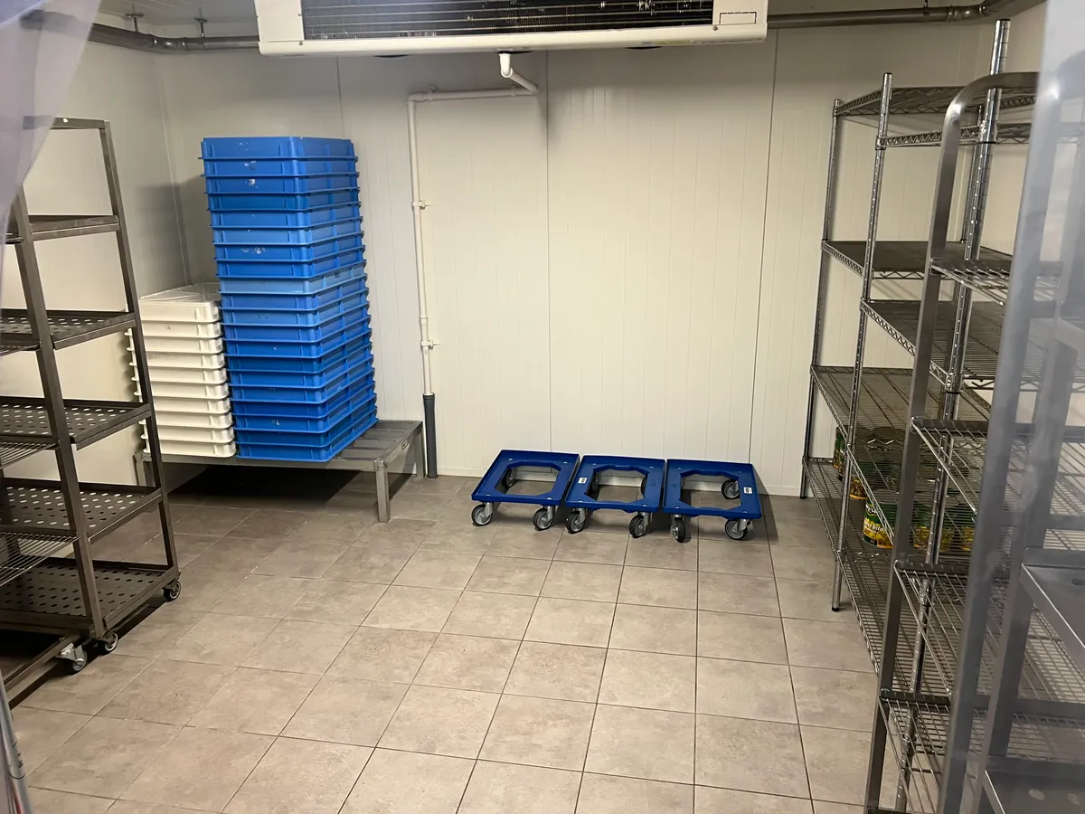 Lagerrum med luftkøling og hjulvogne, højt til loftet og tæt på Hørsholm centrum. Særligt velegnet til madlavning og levering.