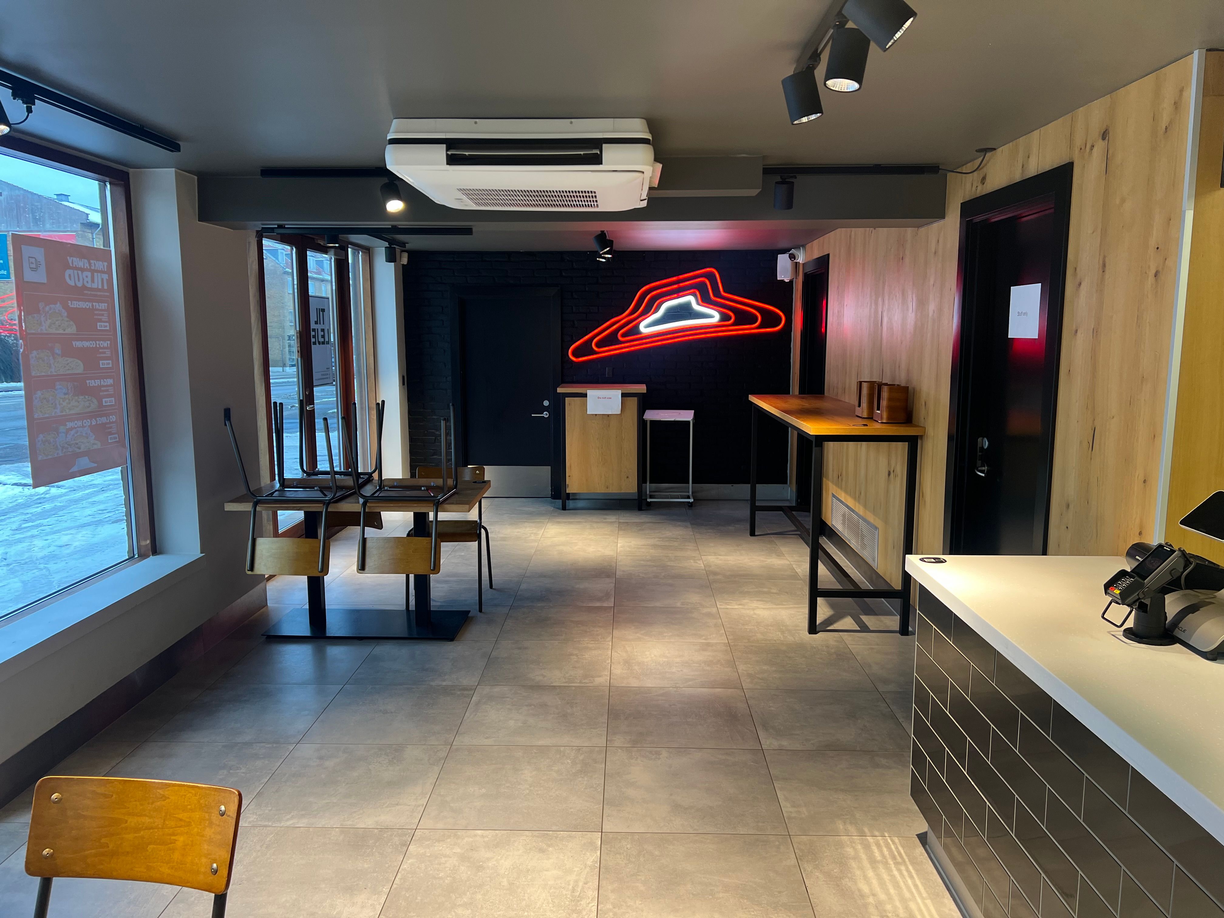 Take-away til leje på Usserød Kongevej 34 i Hørsholm. Moderne interiør med lyse loftslampe og rødt logo på væggen. Spændende mulighed for at åbne en ny virksomhed.