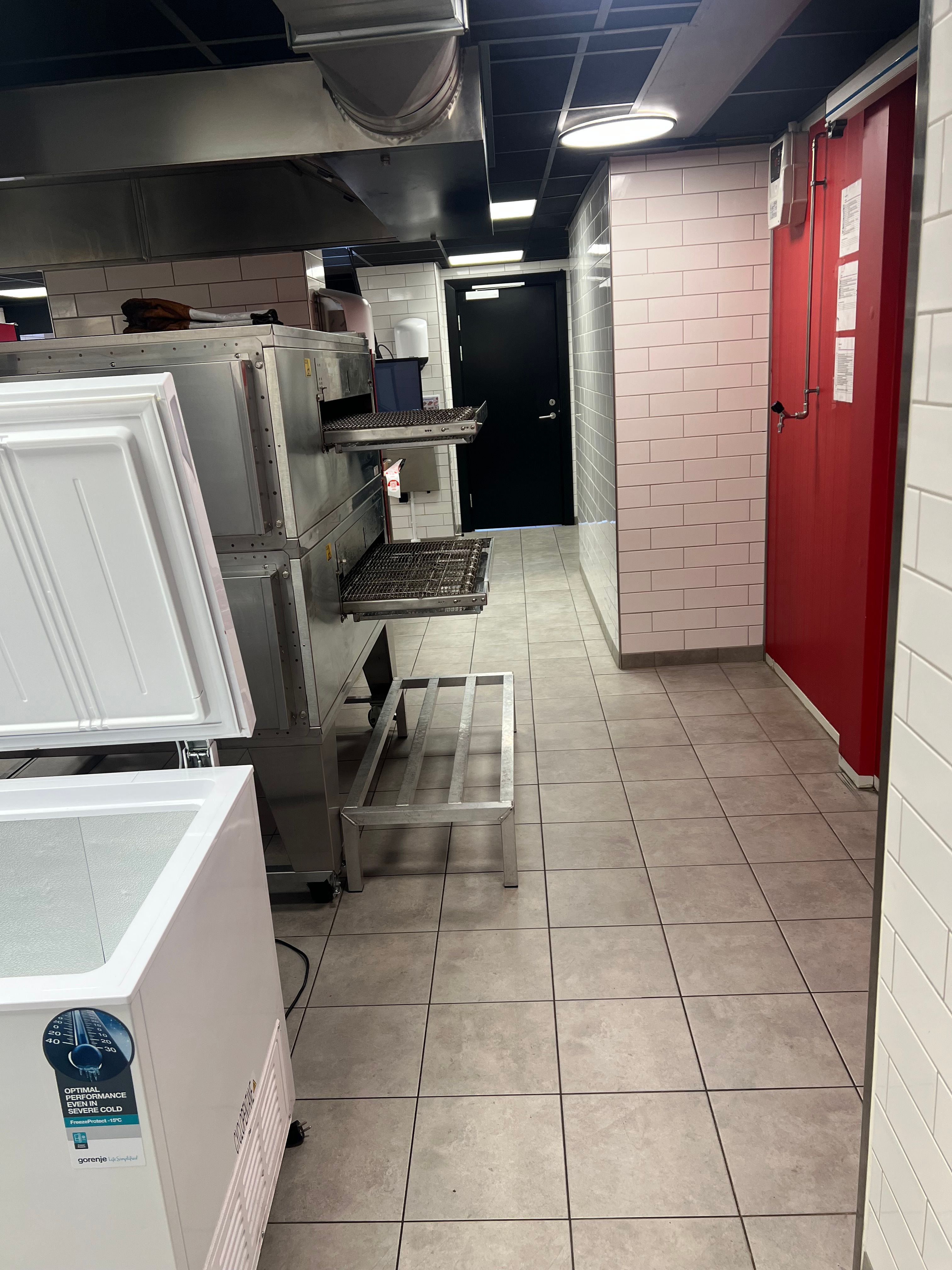 Køkken med ovn og fryser i lejede lokaler til pizzaforretning i Hørsholm. I lokalerne er der moderne køkkenudstyr og frigjort plads til udstyr. Lokalerne er fuldt udstyret og klar til indflytning.