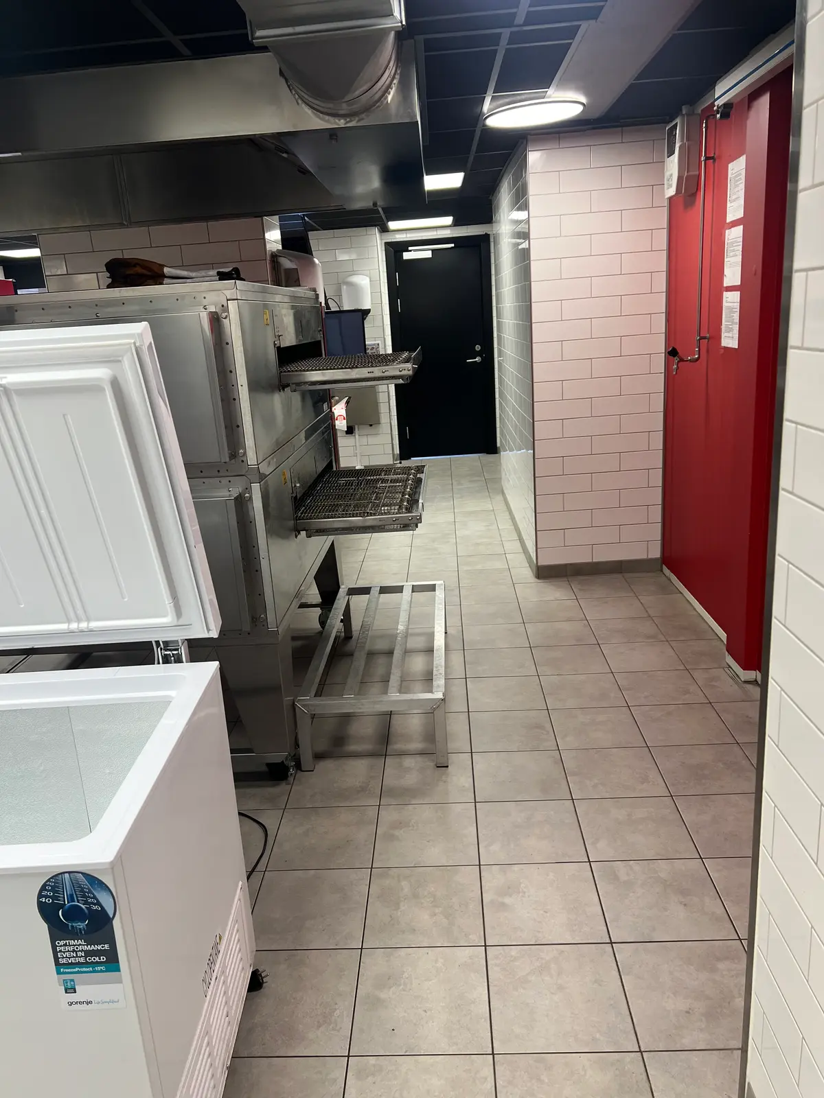 Køkken med ovn og fryser i lejede lokaler til pizzaforretning i Hørsholm. I lokalerne er der moderne køkkenudstyr og frigjort plads til udstyr. Lokalerne er fuldt udstyret og klar til indflytning.