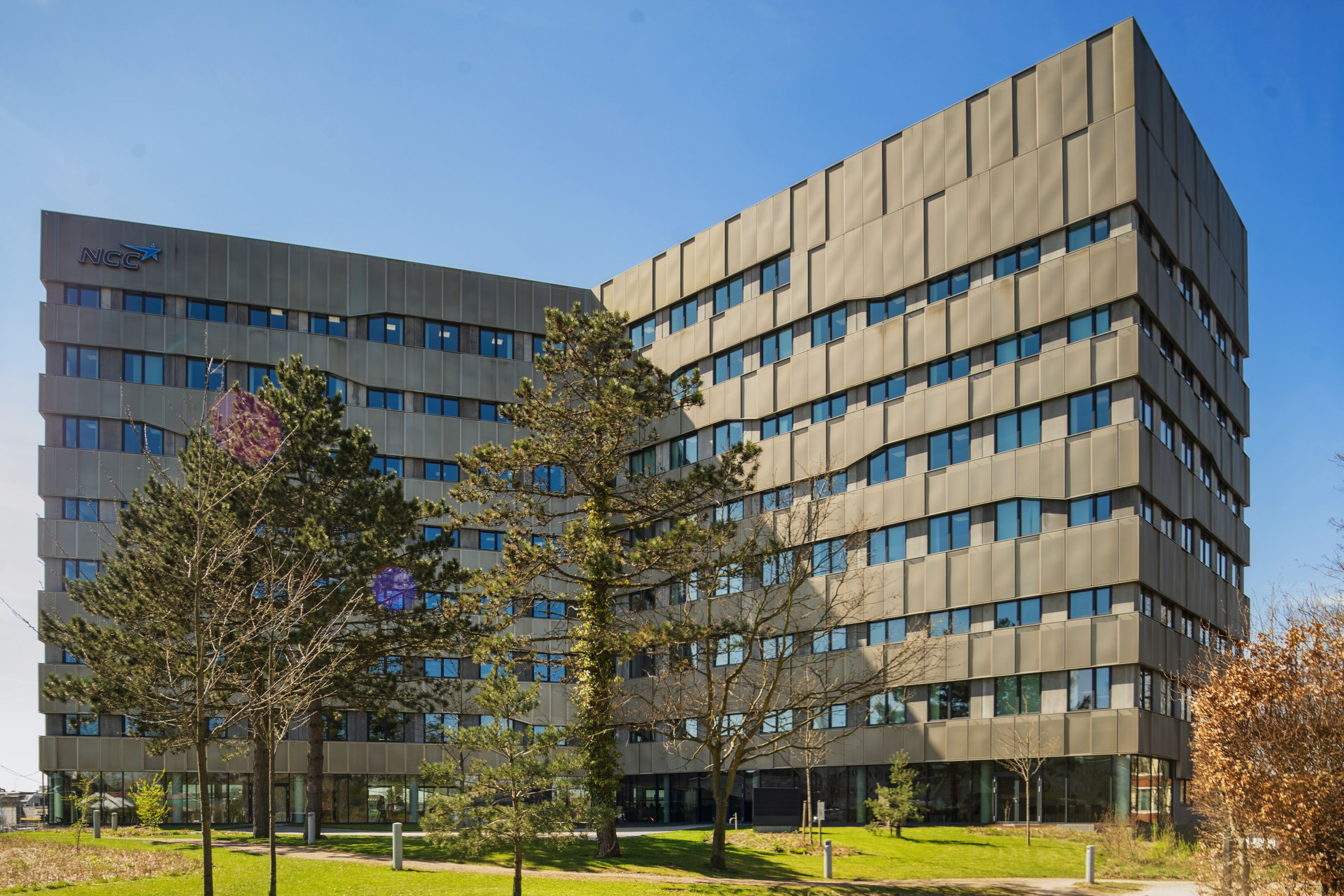 NCC bygger kontorhus med mødecenter og fælles kantine på Tobaksvejen 2A, 2860 Søborg. Kontorhuset er slankt og funktionelt med lyse vinduer