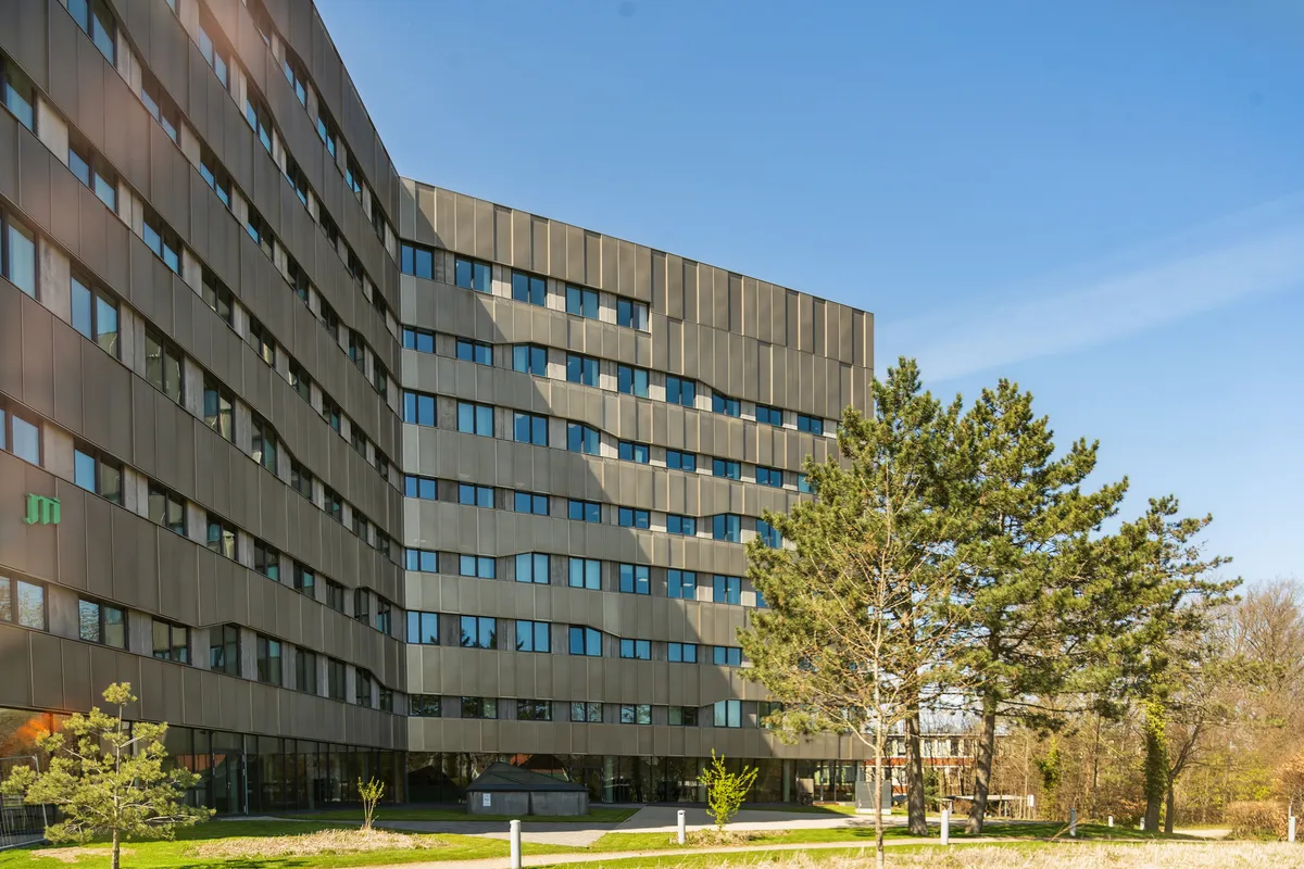 Gladsaxe Company House er et moderne kontorhus med mange vinduer, serviceret reception, fælles kantine og mødecenter på Tobaksvejen 2A, 5. Træer og græsplæne foran bygningen