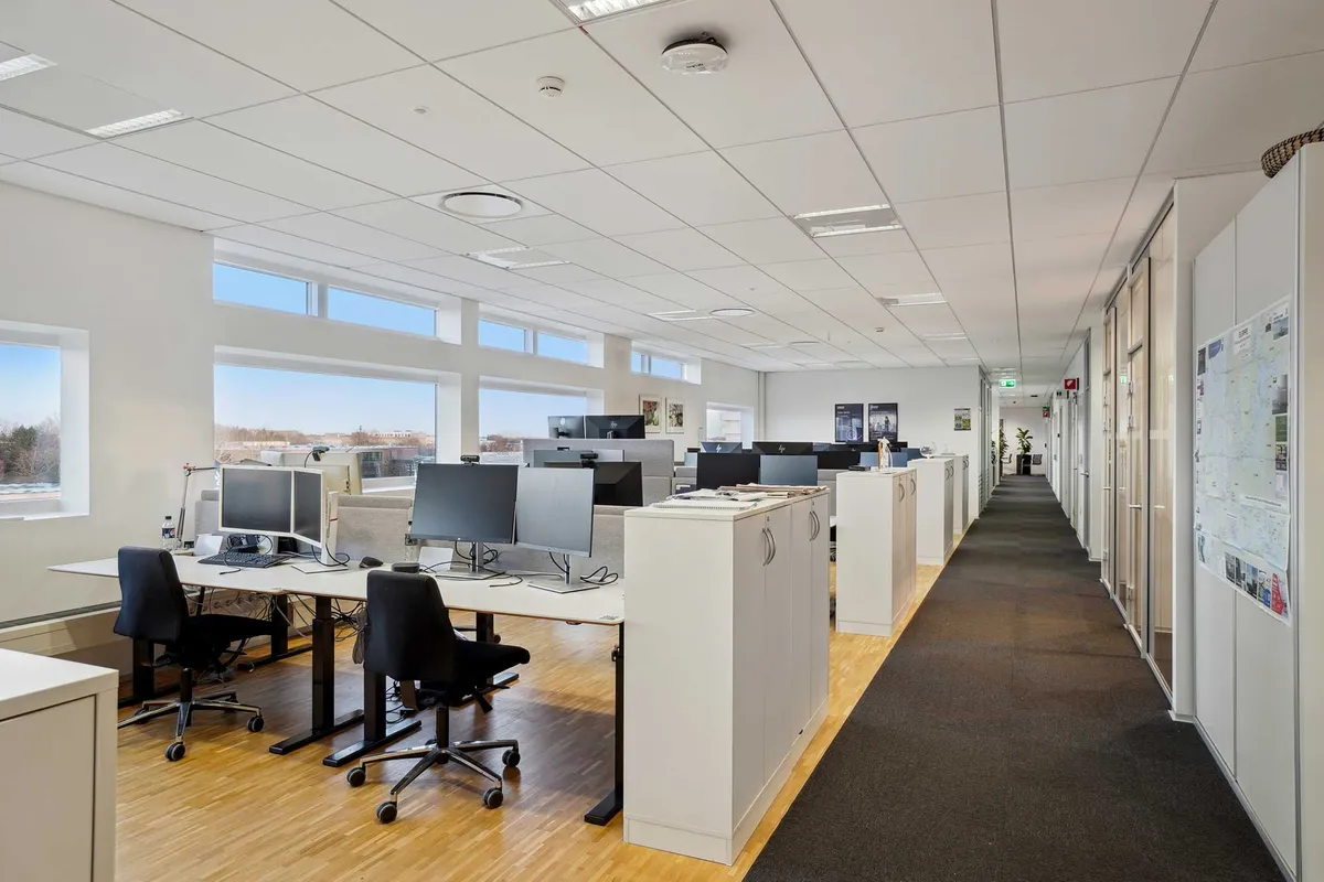 Kontor med højloftede rum og gode fællesfaciliteter, der er tæt på motorvejsnettet og offentlig transport