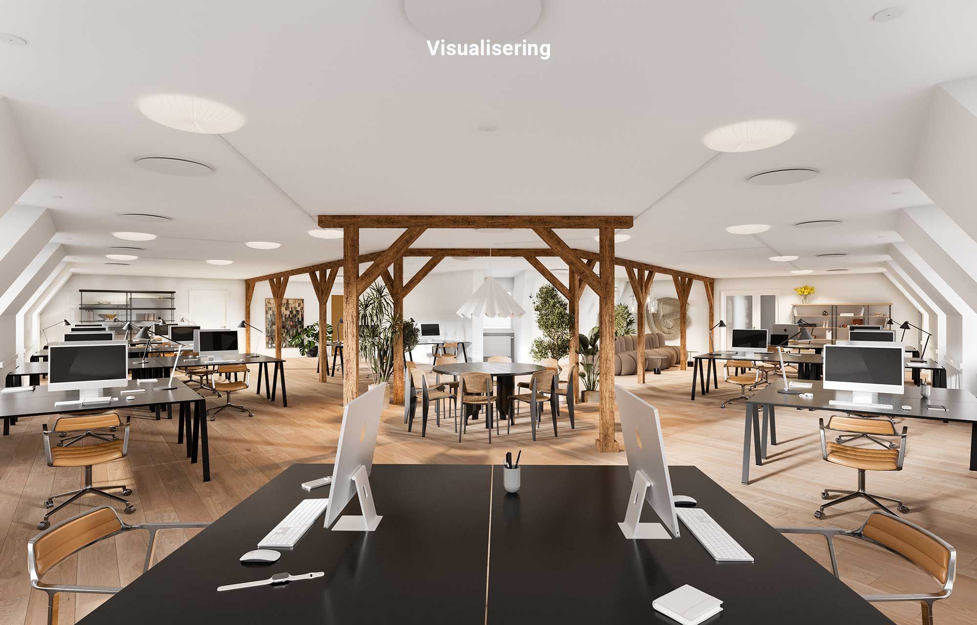 Kontor med moderne indretning, tre monitorer på hvert bord, åbent rum med lyse lofter, træbjælker og en stor rund lampe i loftet