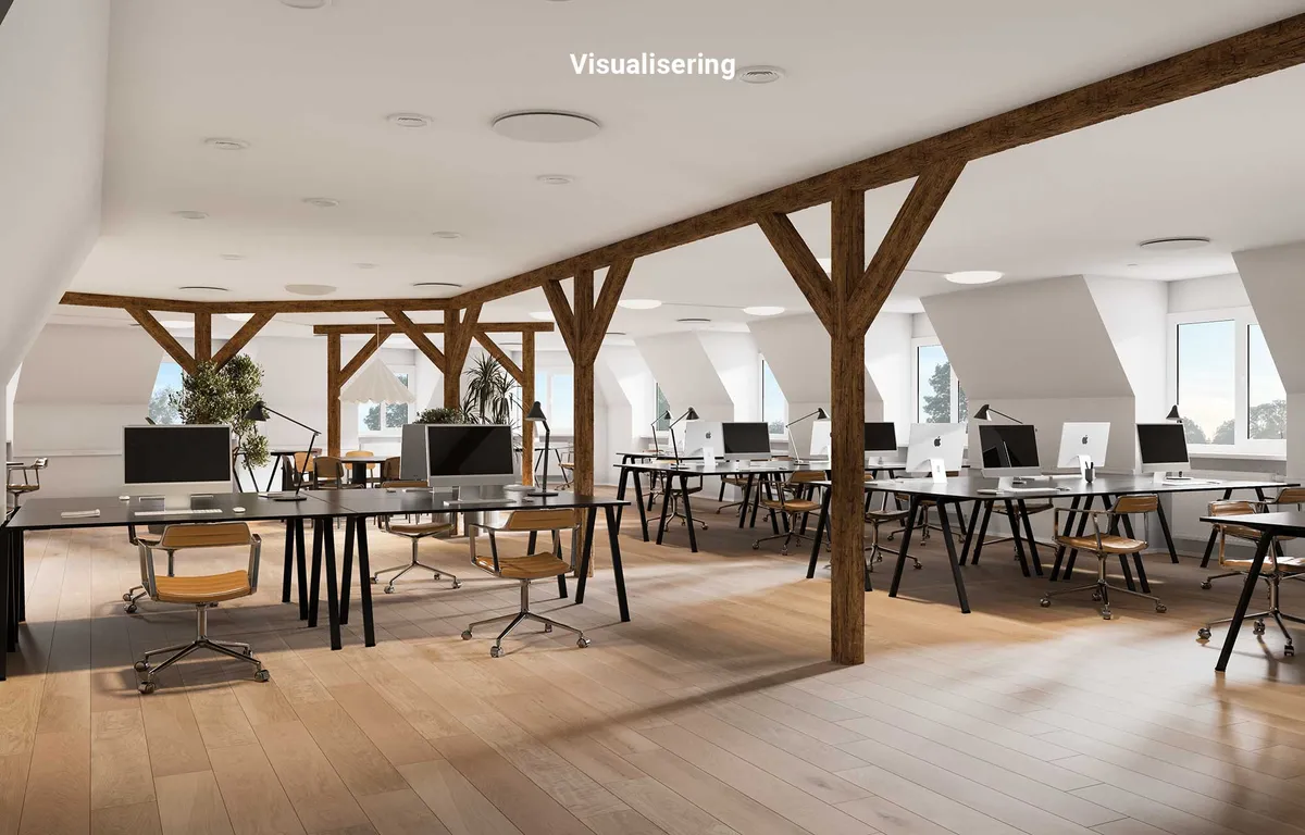 Kontorområde med moderne møbler og store vinduer, der giver udsigt til byen, gulvbelægning og højloftede rum med lyse loftsbjælker