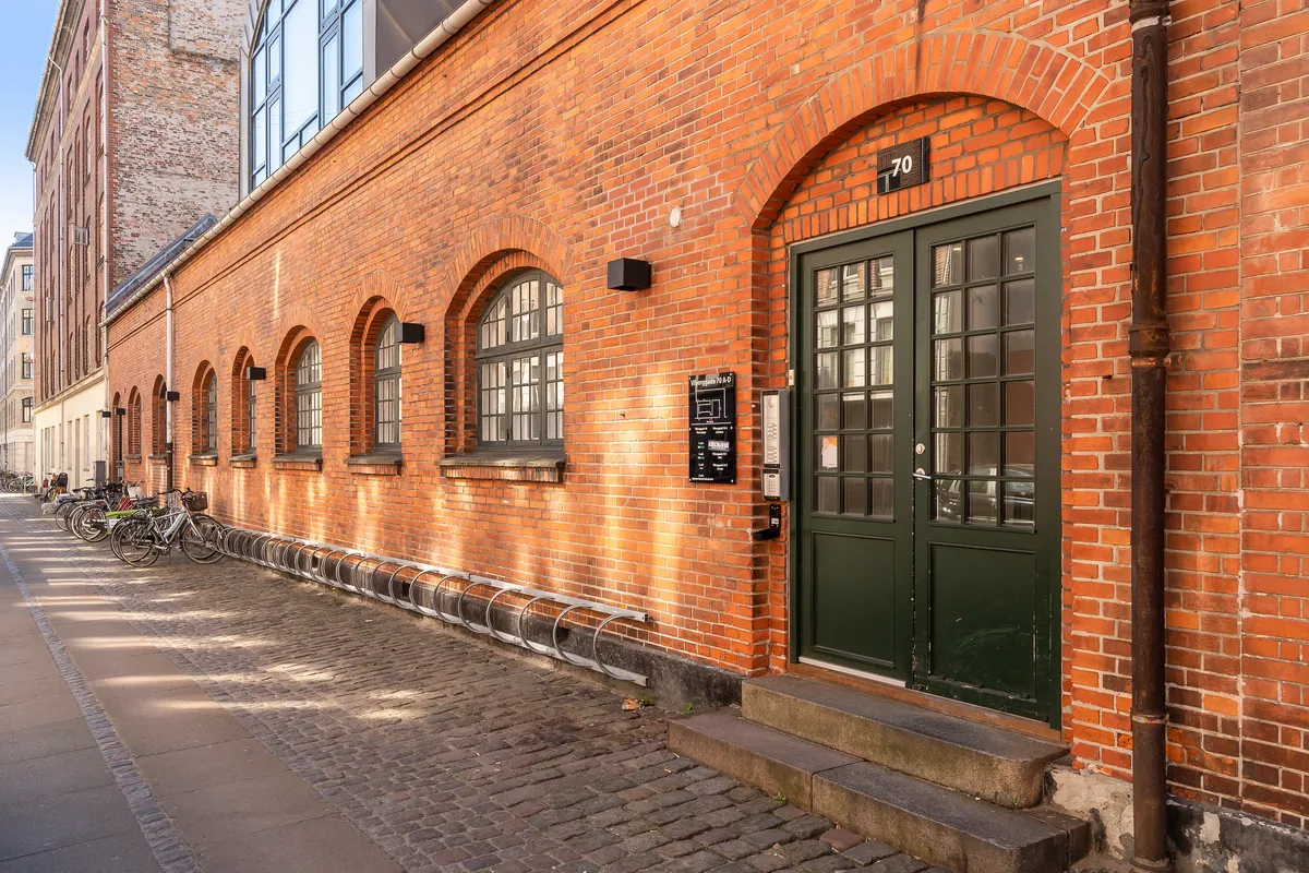 Tidligere fabriksbygning med lyse kontorer til leje på Viborggade 70, 4., 2100 København Ø. Kvikke ruder, lyse og rummelige kontorer og moderne faciliteter.