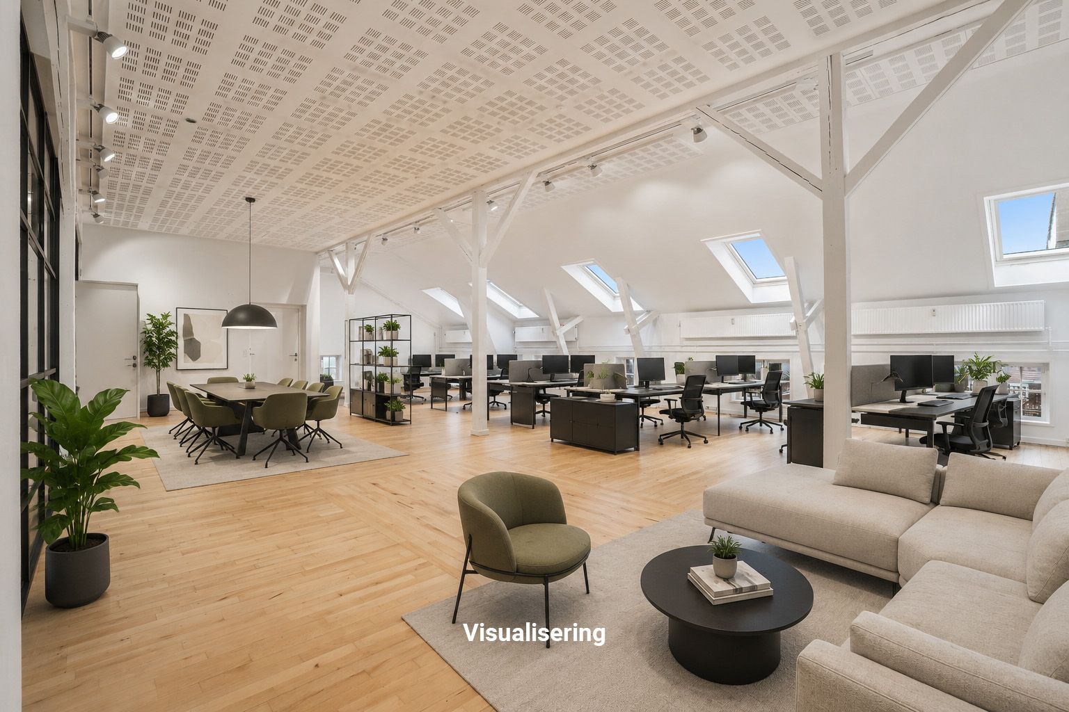 Lyst og højloftet kontormiljø med lyse lofter, moderne møbler og planter. Kontorborde med skærme og mødesal med borde og stole. Ståborde, sofa og stol med kuffertbord med plante.