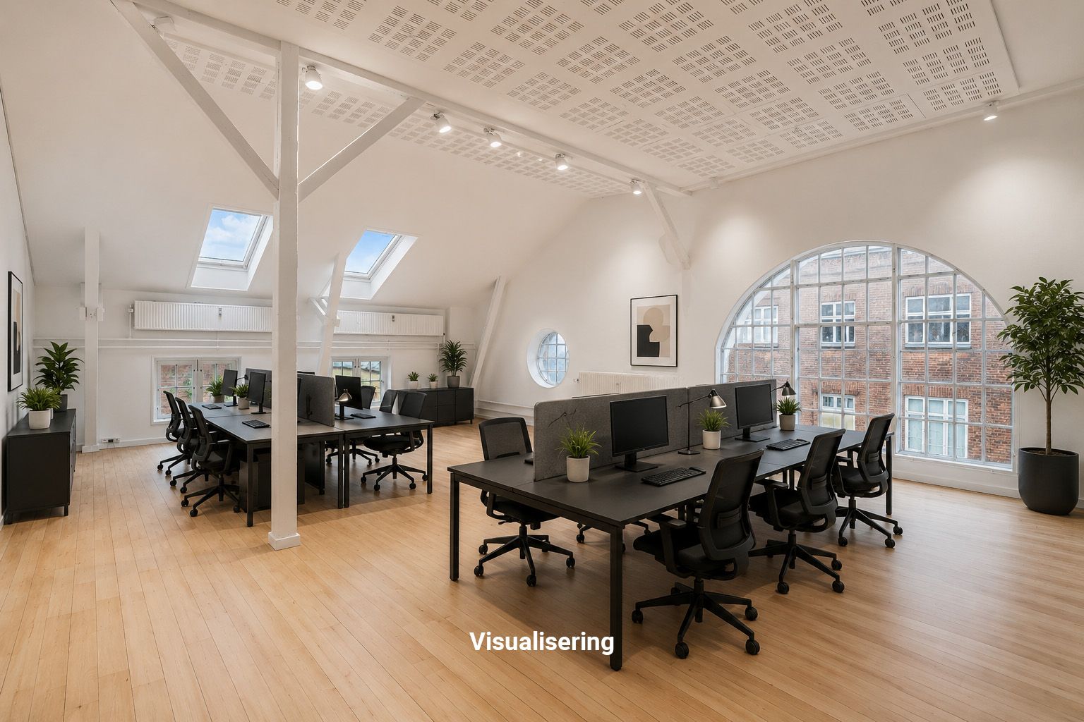 Moderne kontor med højloft og loftsvinduer, trægulve og minimalistisk møblering, skriveborde og plantepotter