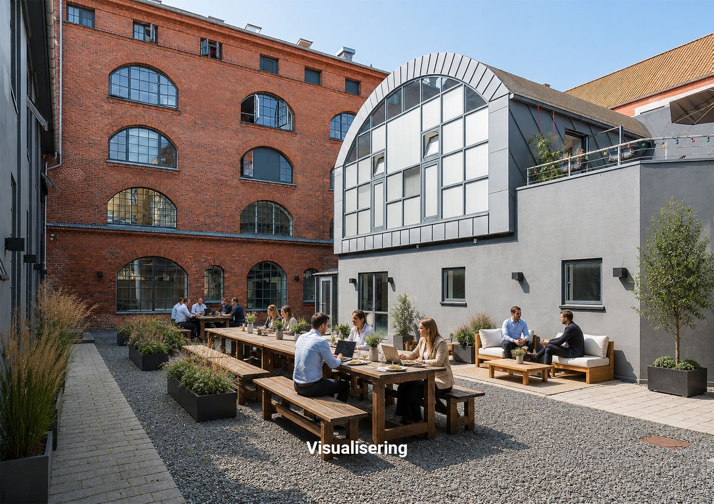 Gruppe af forretningsfolk sidder og arbejder i en gårdhave i en kontorlokal i tidligere fabriksbygning på Viborggade 70, 4.