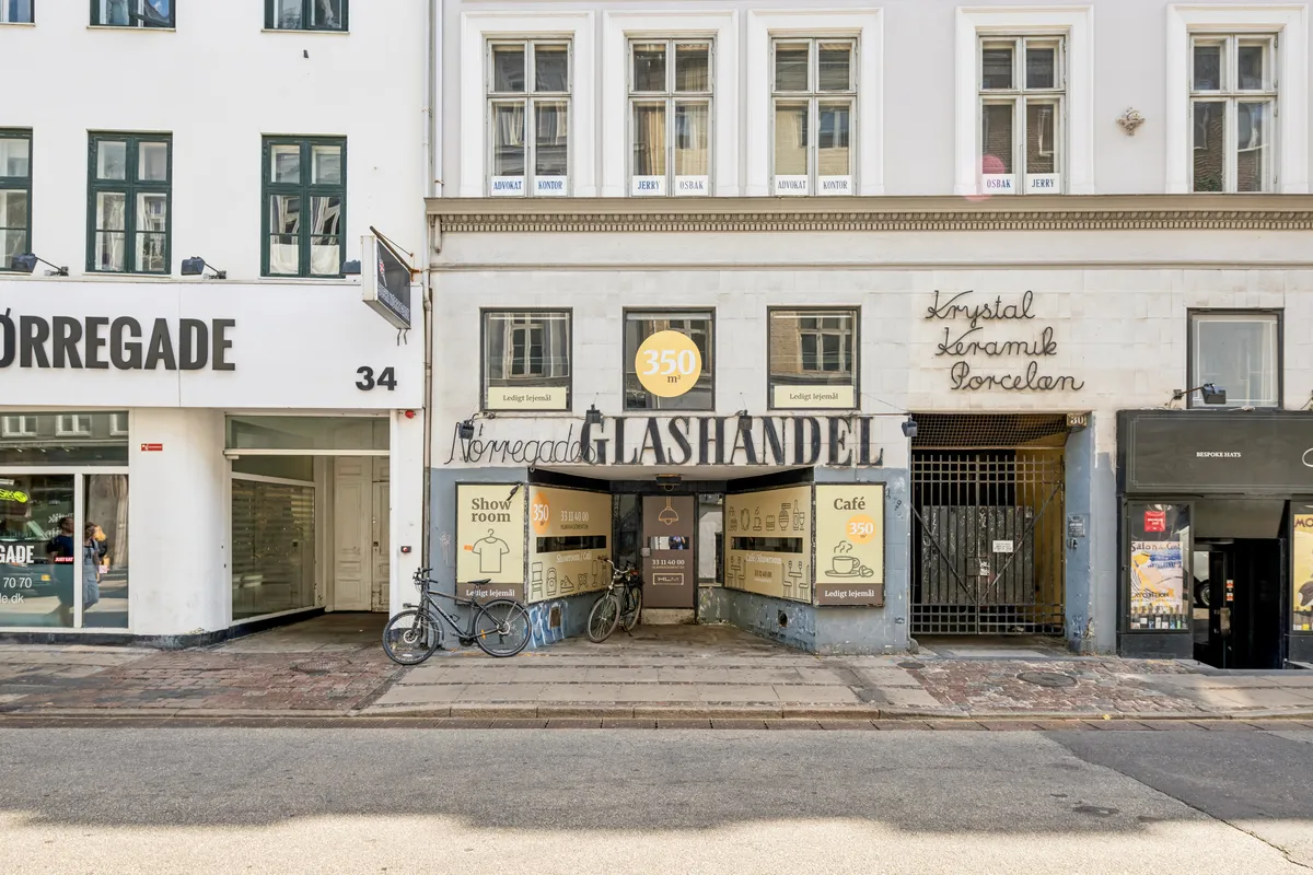 Lejlighed til leje i København med cafe og showroom på stueetagen, sammen med Krystal Keramik Porcelain og Nomeggard Glasshandel.