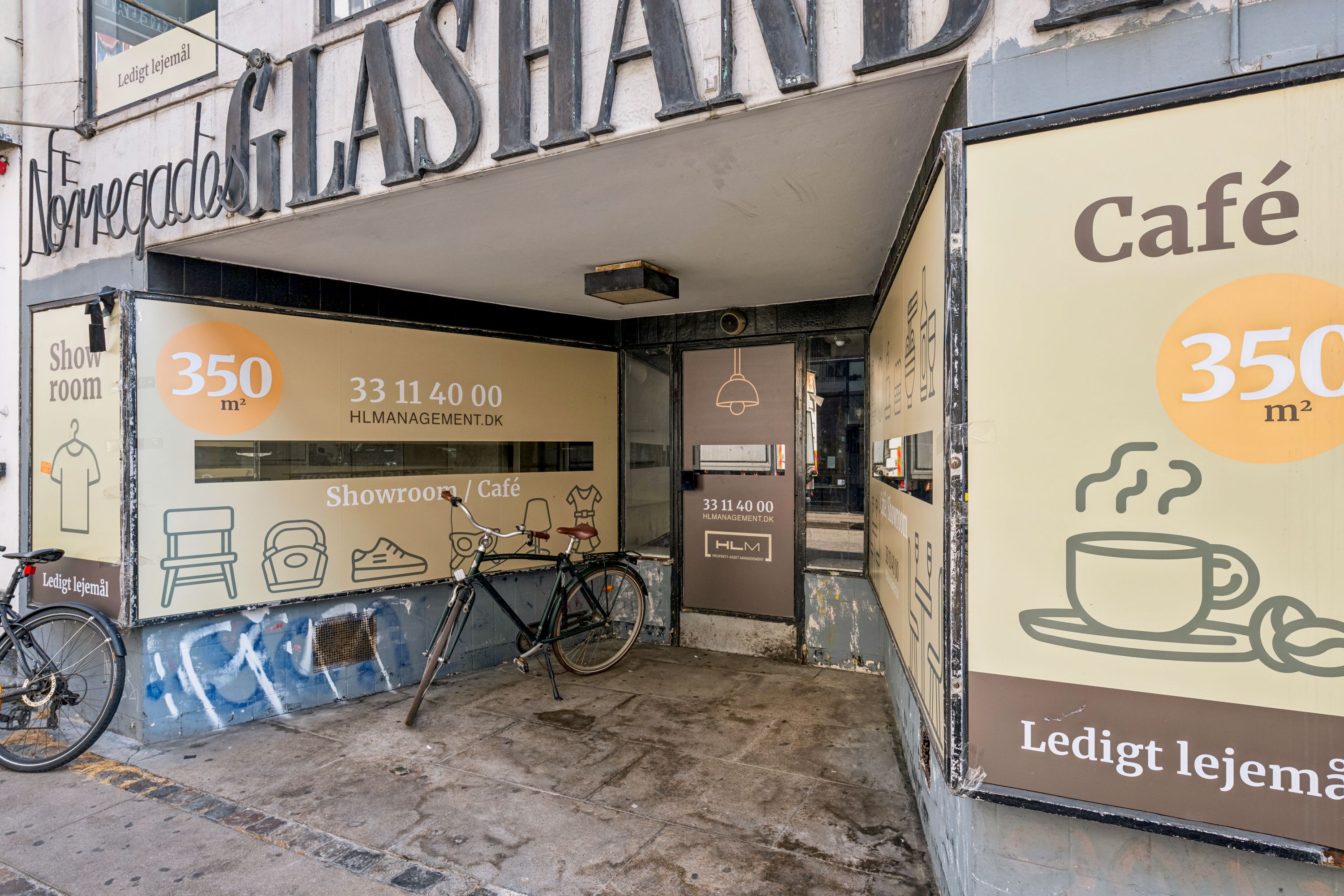 Showroom og café til leje på Nørregade 30 i København K. Lejligheden er på 350 m² med åbningstider fra kl. 33.11.40 til 00.00. Cykler står parkeret udenfor.