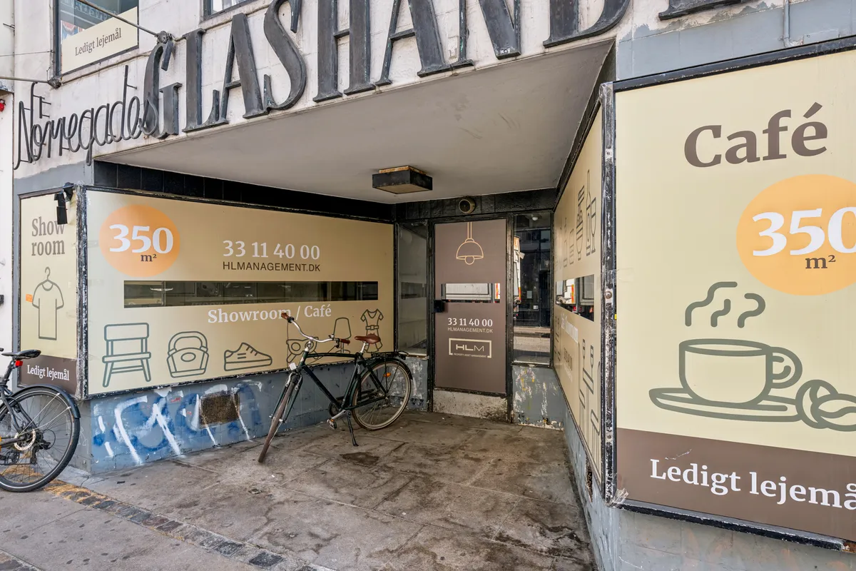 Showroom og café til leje på Nørregade 30 i København K. Lejligheden er på 350 m² med åbningstider fra kl. 33.11.40 til 00.00. Cykler står parkeret udenfor.