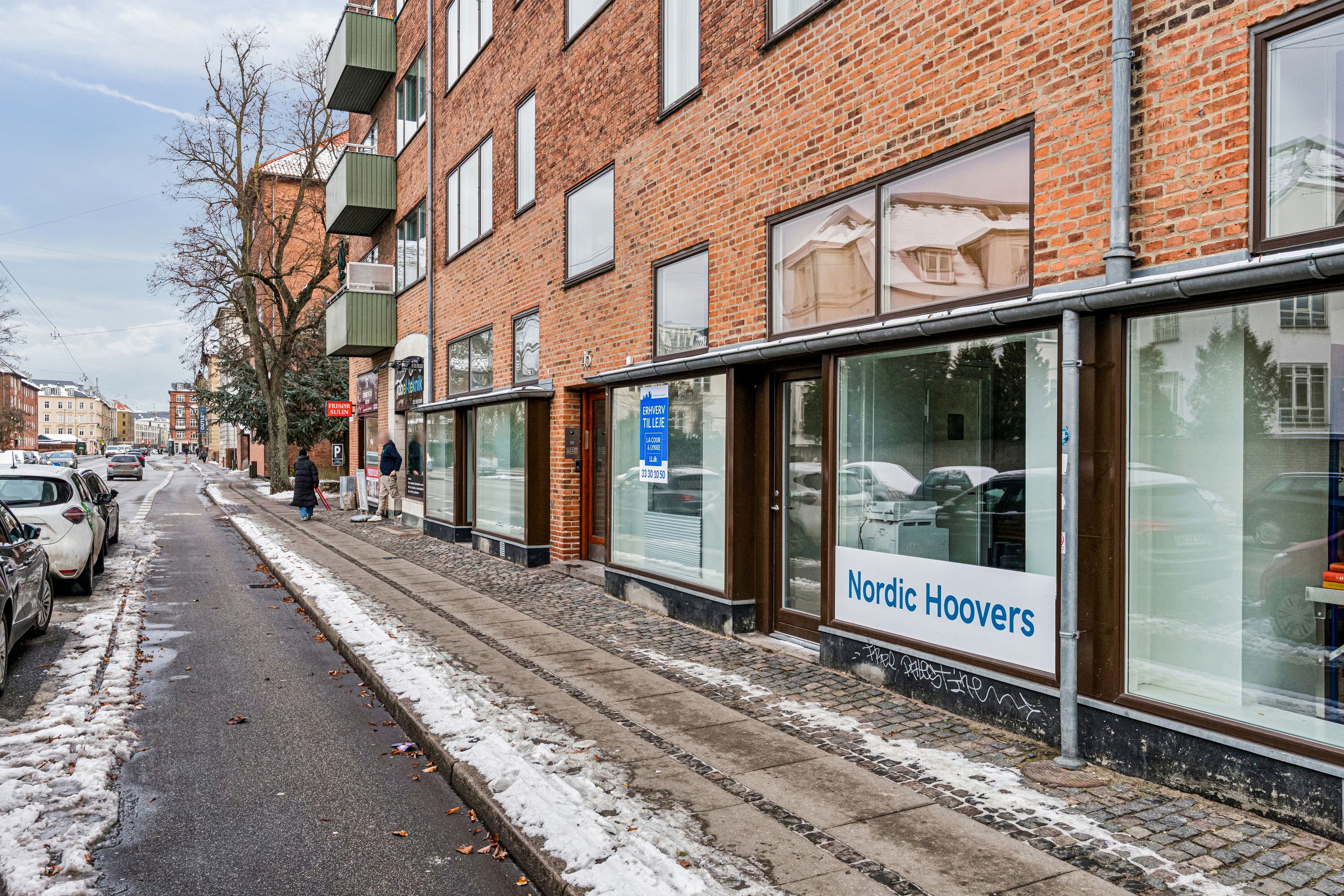 Lejemål på Søndre Fasanvej 45, Frederiksberg, med udsigt mod gågaden og nordiske hovers i vinduet. Lejligheden har højloft og baglokale mod gården.