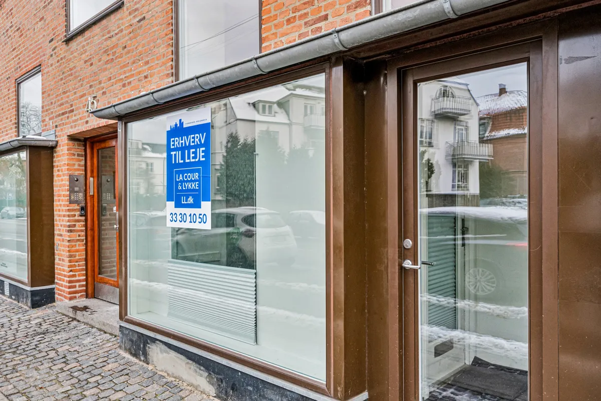 Butikstil leje i Frederiksberg, Søndre Fasanvej 45, st. 3. Lejepris 33.300 kroner og 10.500 kroner i driftsudgifter. Bygningen er tegnet af arkitekt Henning Larsen