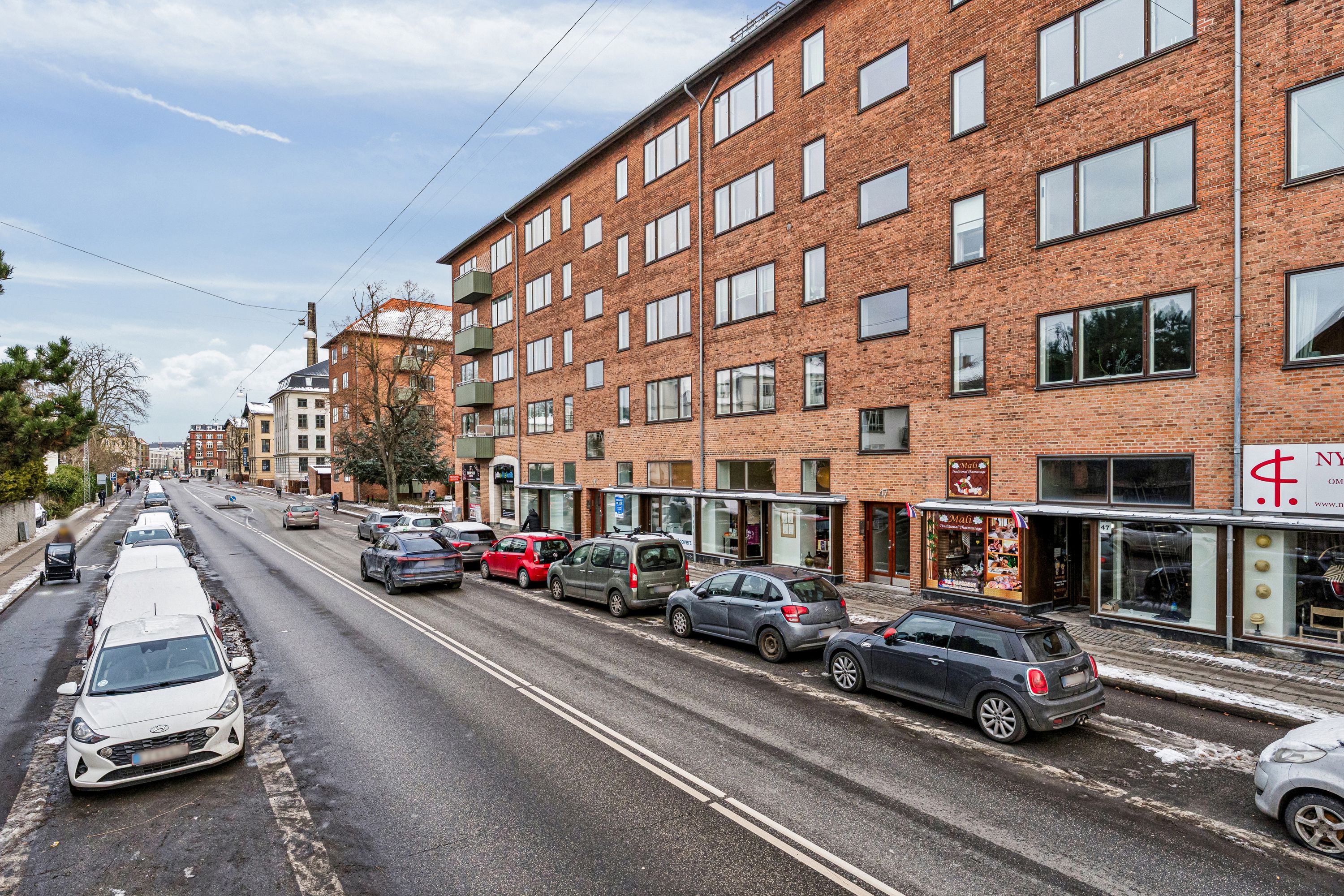 Butik til leje på Søndre Fasanvej 45, st. 3, Frederiksberg. Bryggersøen ligger lige om hjørnet. En masse parkerede biler og folk på gaden.