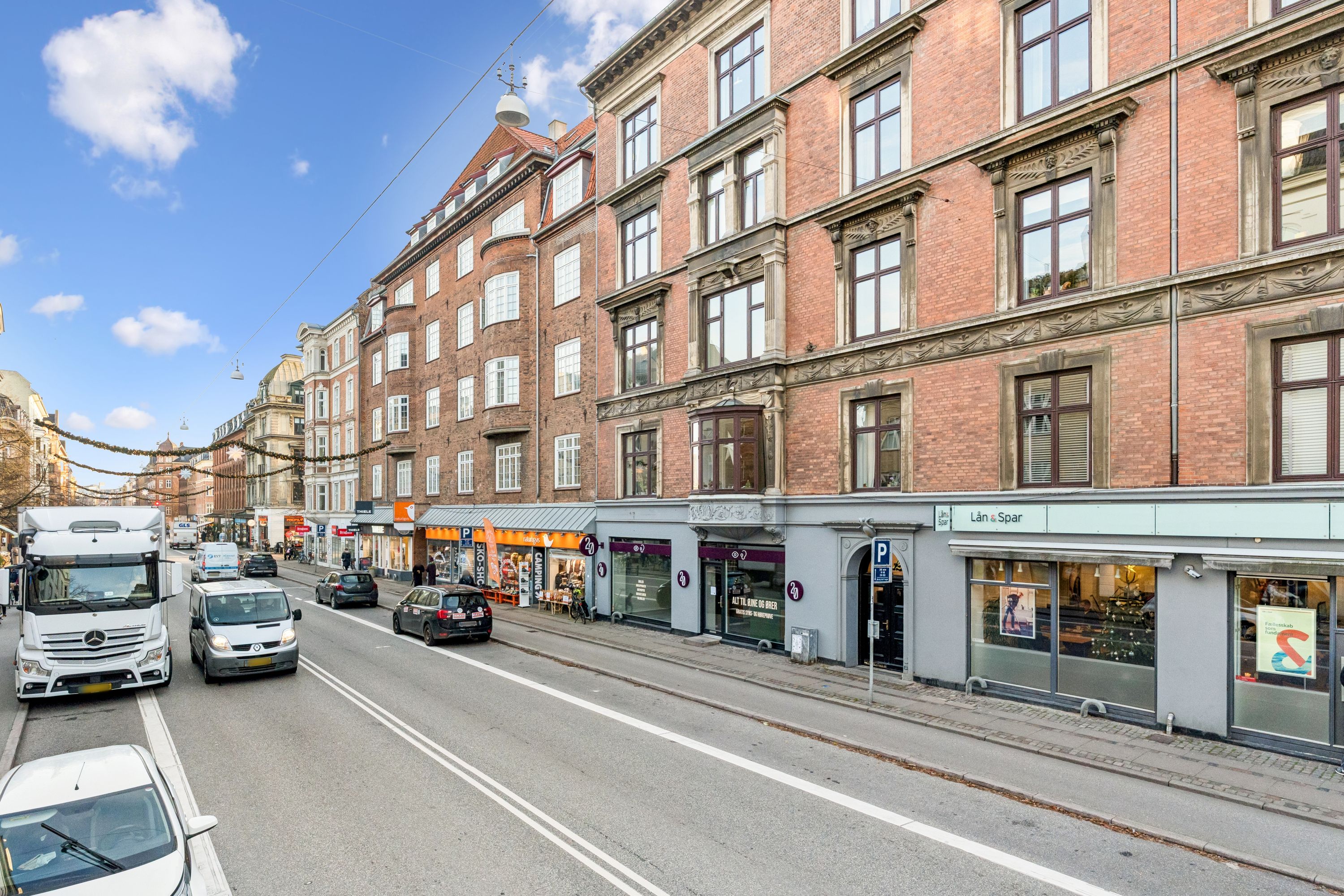Butik og lager til leje på Gammel Kongevej. Stort showroom og lager med 162 m² og 58 m² kælder. Forretningslokaler med gågade og bilparkering.