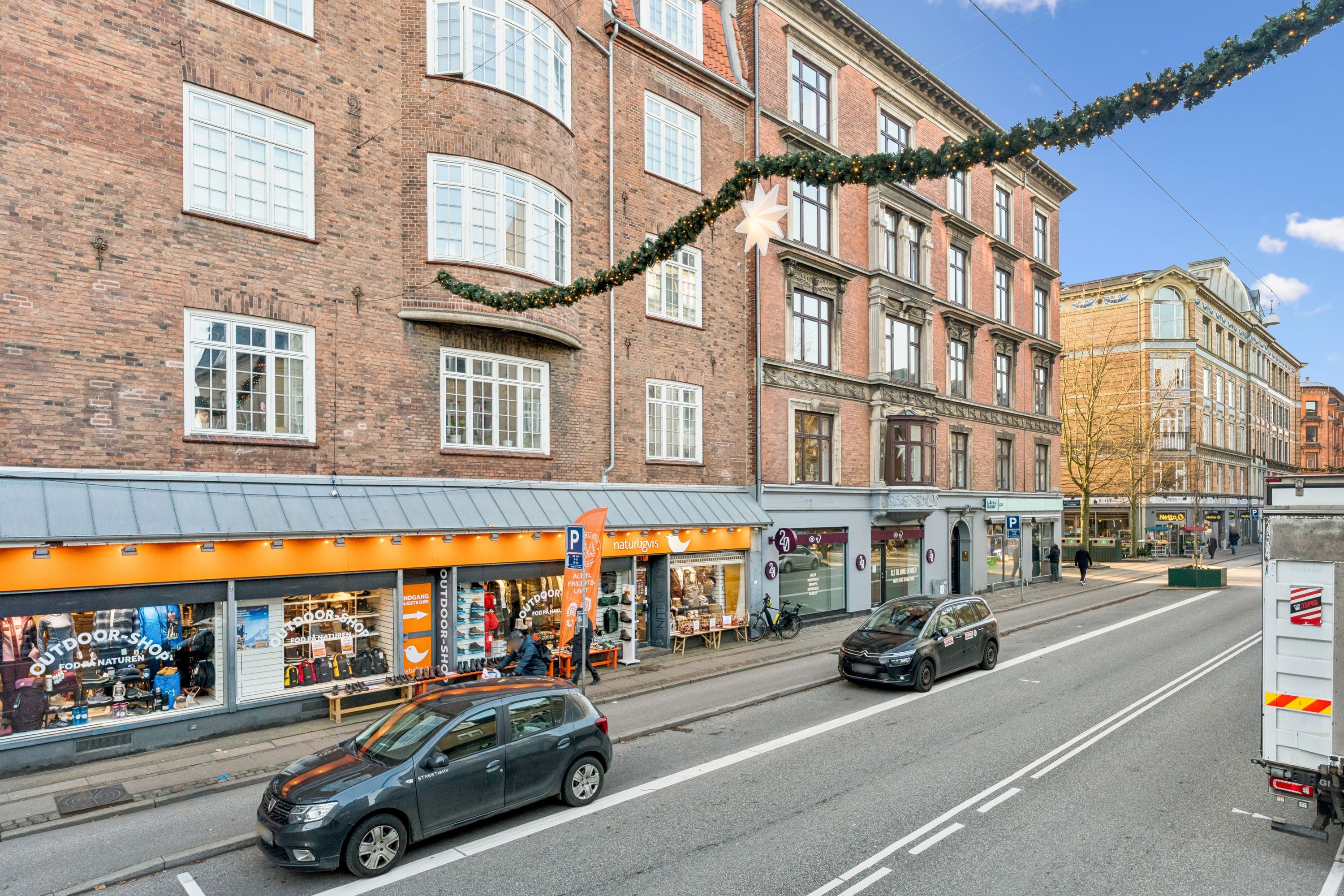 Butik til leje på Gammel Kongevej 121 i Frederiksberg med udsigt over gaden og flere biler og folk på fortovet