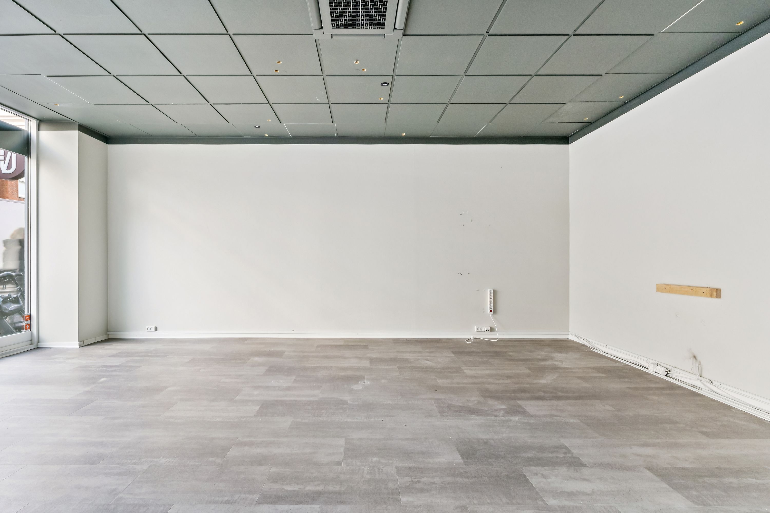 Ledig butik til leje på Gammel Kongevej 121, st. 1, Frederiksberg C. Med lyse, tomme vægge og nyt gulv. Lejligheden har 162 m² og en kælder på 58 m².