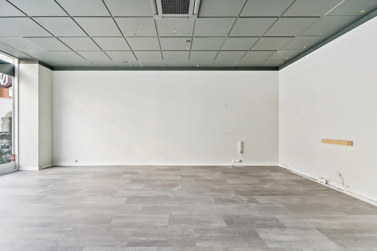 Ledig butik til leje på Gammel Kongevej 121, st. 1, Frederiksberg C. Med lyse, tomme vægge og nyt gulv. Lejligheden har 162 m² og en kælder på 58 m².