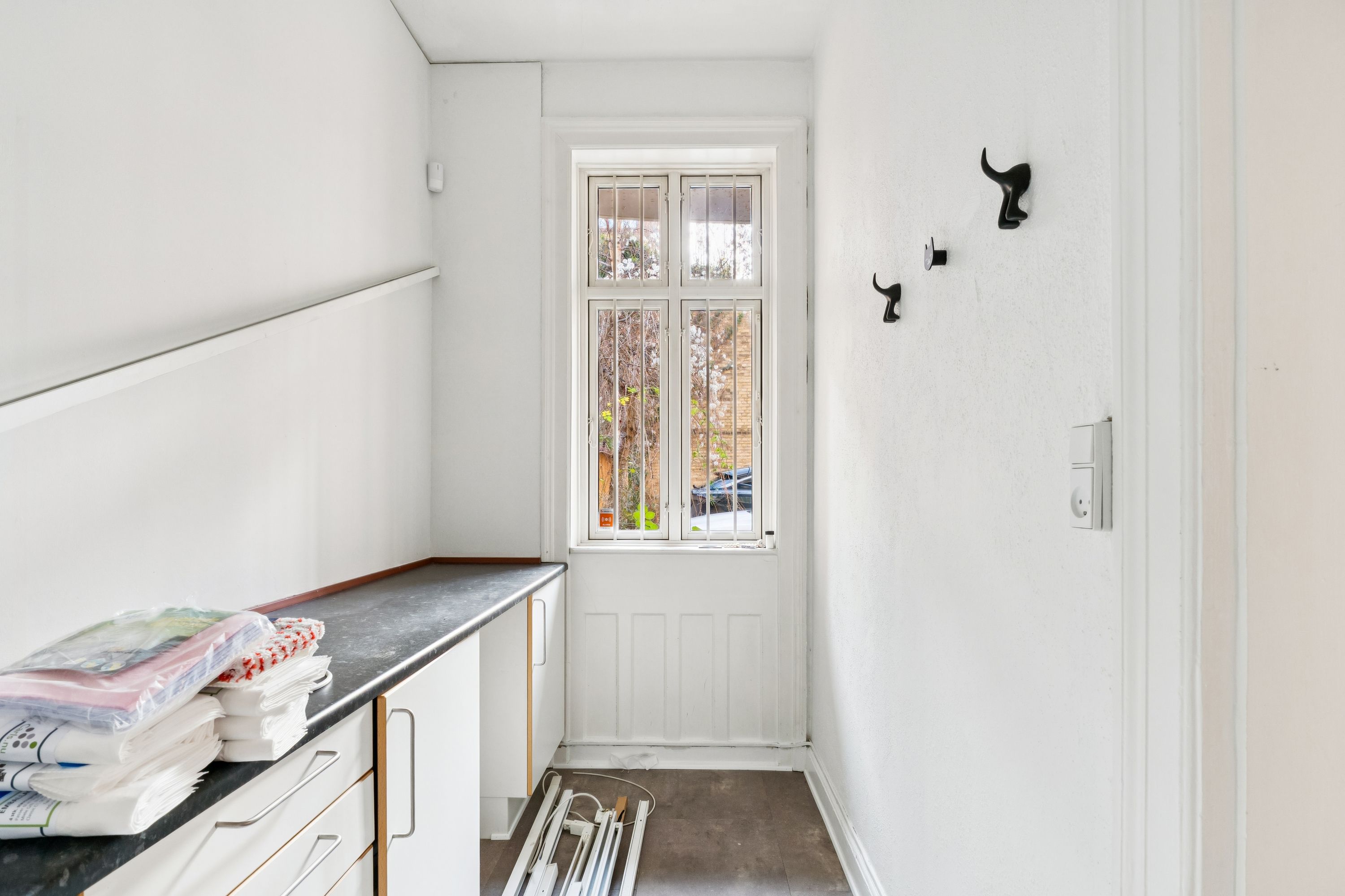 Ingen, hvem besøger denne butik, vil glemme dens minimalistiske design med hvide vægge, lyse gulve og slanke skabe. Et enkelt vindue giver dagslys, mens en hængekrog på væggen giver plads til tøj.