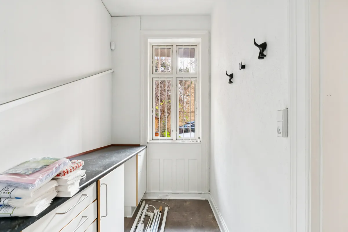 Ingen, hvem besøger denne butik, vil glemme dens minimalistiske design med hvide vægge, lyse gulve og slanke skabe. Et enkelt vindue giver dagslys, mens en hængekrog på væggen giver plads til tøj.