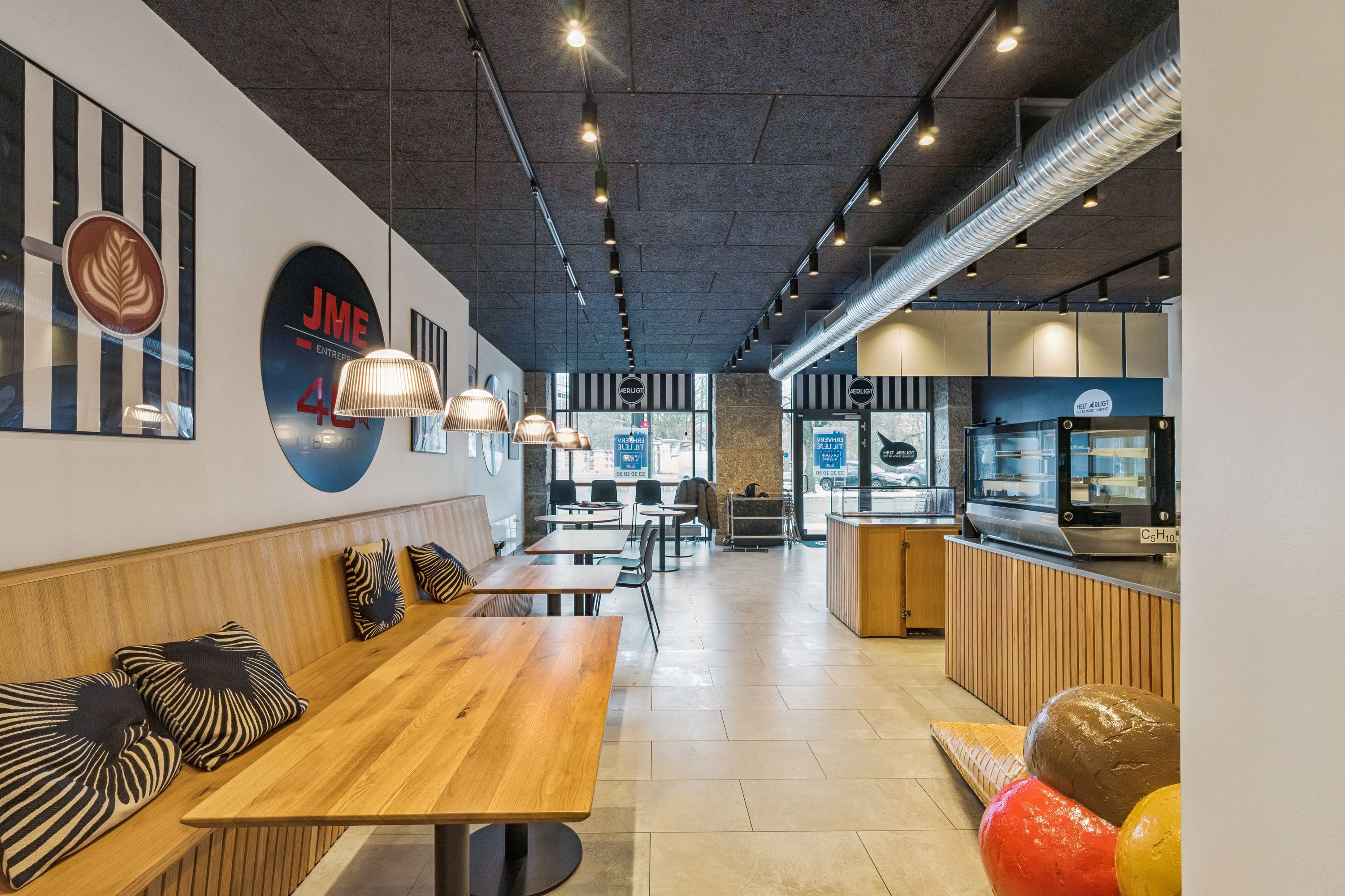Indre af en café med møbler, bord, sofaer, møbler og udsmykning, som er til leje på Nørre Voldgade i København K