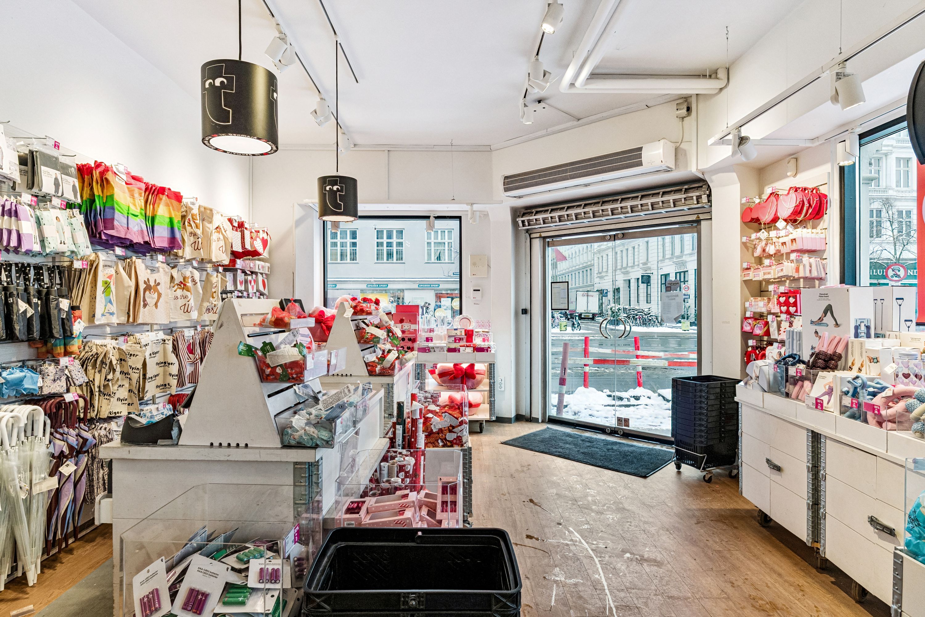 På Frederiksborggade 23, st. 1, 1360 København K, vender denne lejlighed butikslokaler med udsigt til gaden og flotte udsmykninger med lyse farver og mange produkter