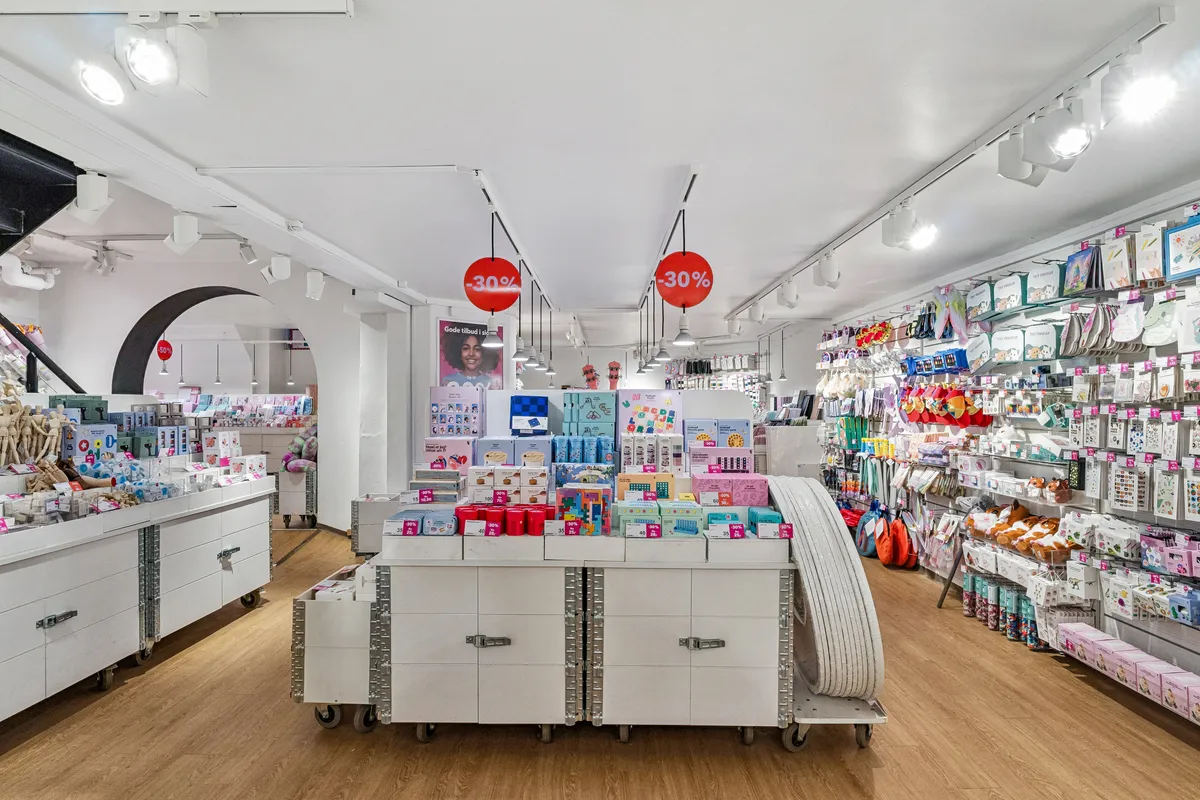 Store med højt lejetagede og højt lejetagede, hyggeligt indrettede. Sorte 30% rabatskilte og masser af små søde legetøj og gaveartikler.