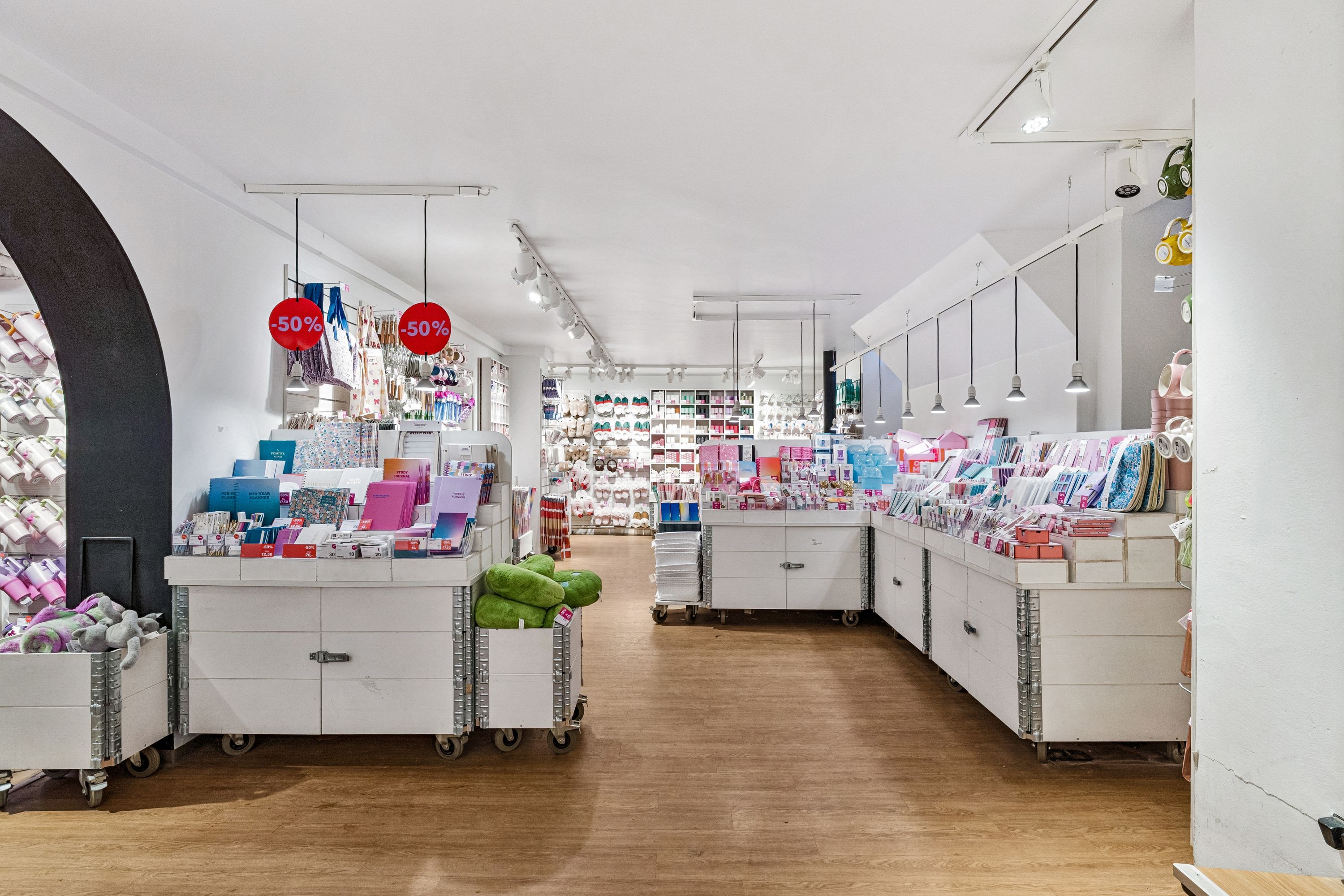 Forretningslokal til leje i København K. Indeholder spisestue, køkken, lager og opbevaring. Pris er 23.990 kr. pr. måned. Lokalet er 100 kvm og tilbydes til leje til mindre end 10000 kr. pr. kvm.