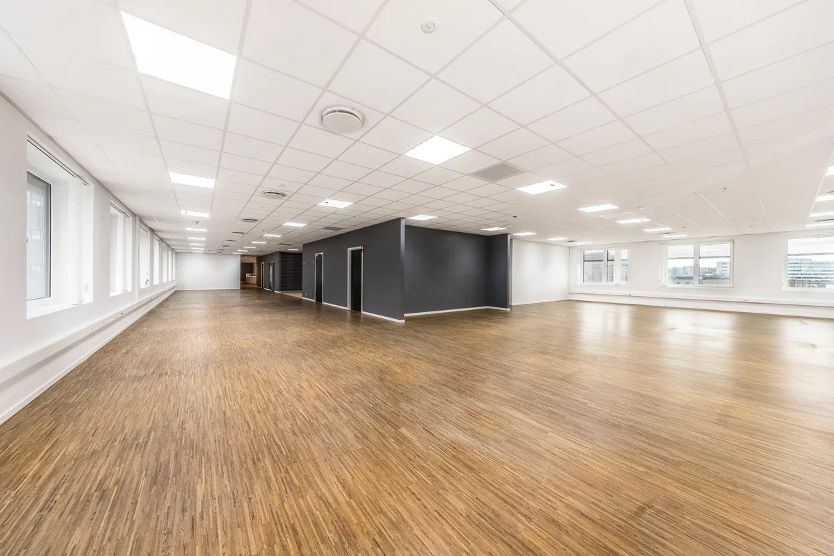 Stort, lyse kontor med trægulv og hvide vægge, rekreativt mødecenter og serviceret reception i 5. sal på Tobaksvejen i Søborg