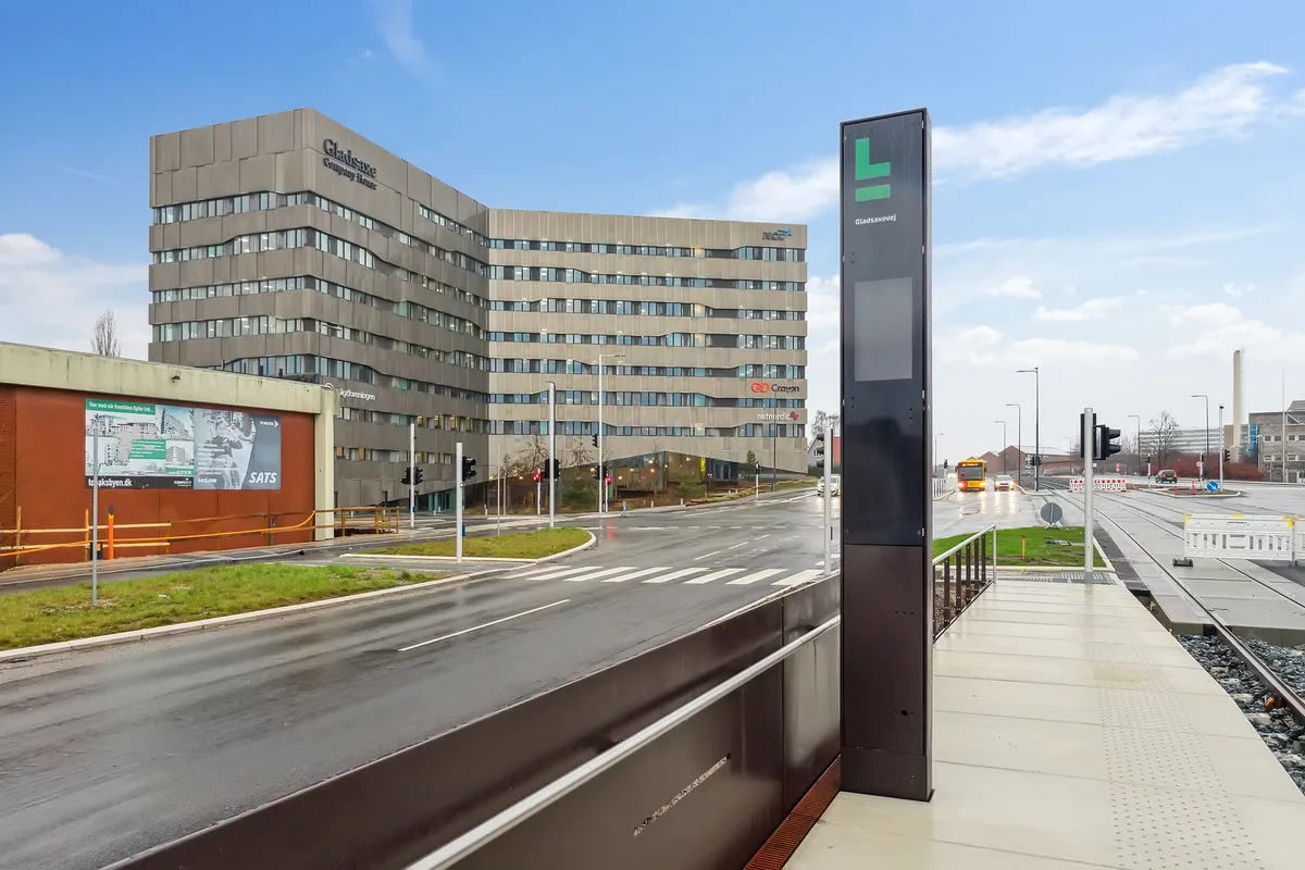 Kontorhus med serviceret reception og fælles kantine placeret i Søborg. Søborg er et område, der ligger tæt på Københavns centrum.