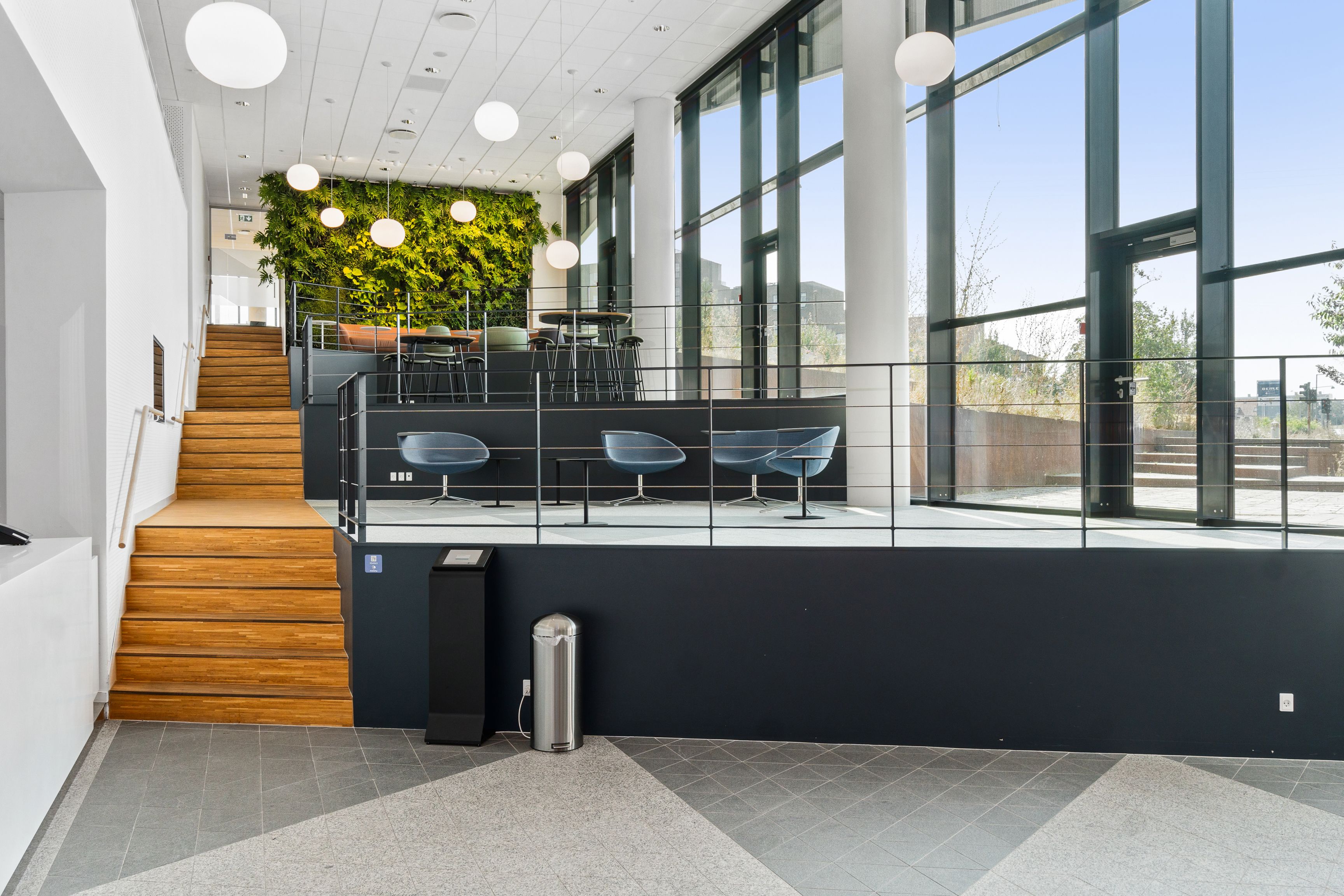 Kontorhus med fælles kantine og mødecenter på Tobaksvejen 2A. Her er 5. sal med moderne reception, møderum og naturlige fællesområder. Komfortabelt kontormiljø med massivt trætrapper og lyse vinduer.