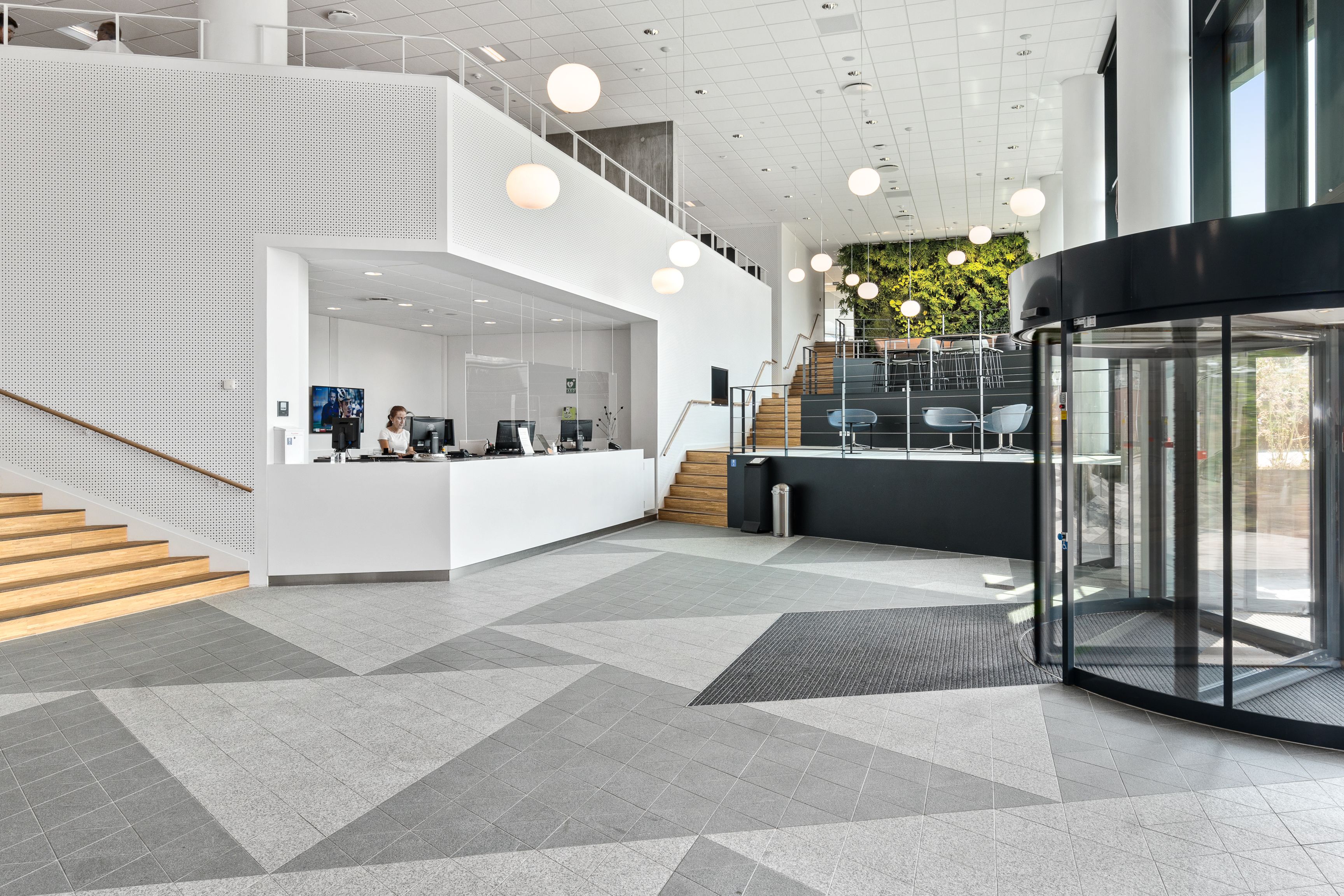 Kontorhuset Gladsaxe Company House med moderne serviceret reception og fælles kantine. Stort atrium og træklatreveje.