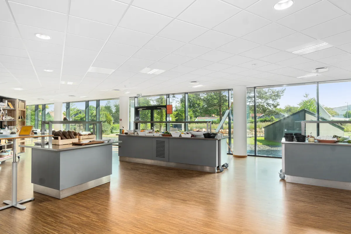 Moderne kontorlokaler med serviceret reception, kantine, mødecenter og udsigt til park og grønne områder. Kontor til leje på Tobaksvejen 2A, 5. sal 2860 Søborg.