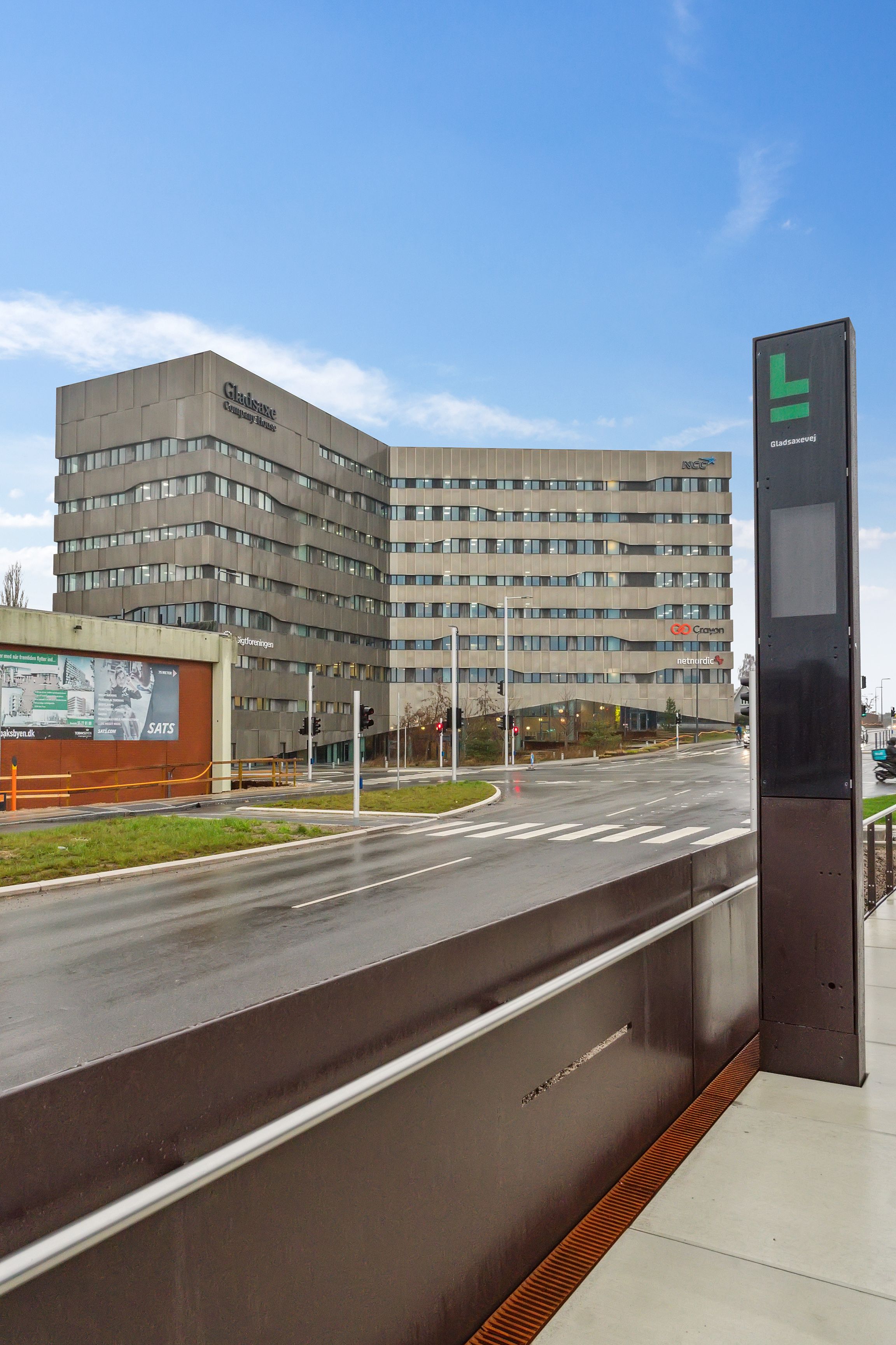 DGNB-certificeret kontorhus med serviceret reception, fælles kantine og mødecenter. Moderne bygning med glasvinduer og busstop. Søborg er en bydel i København.