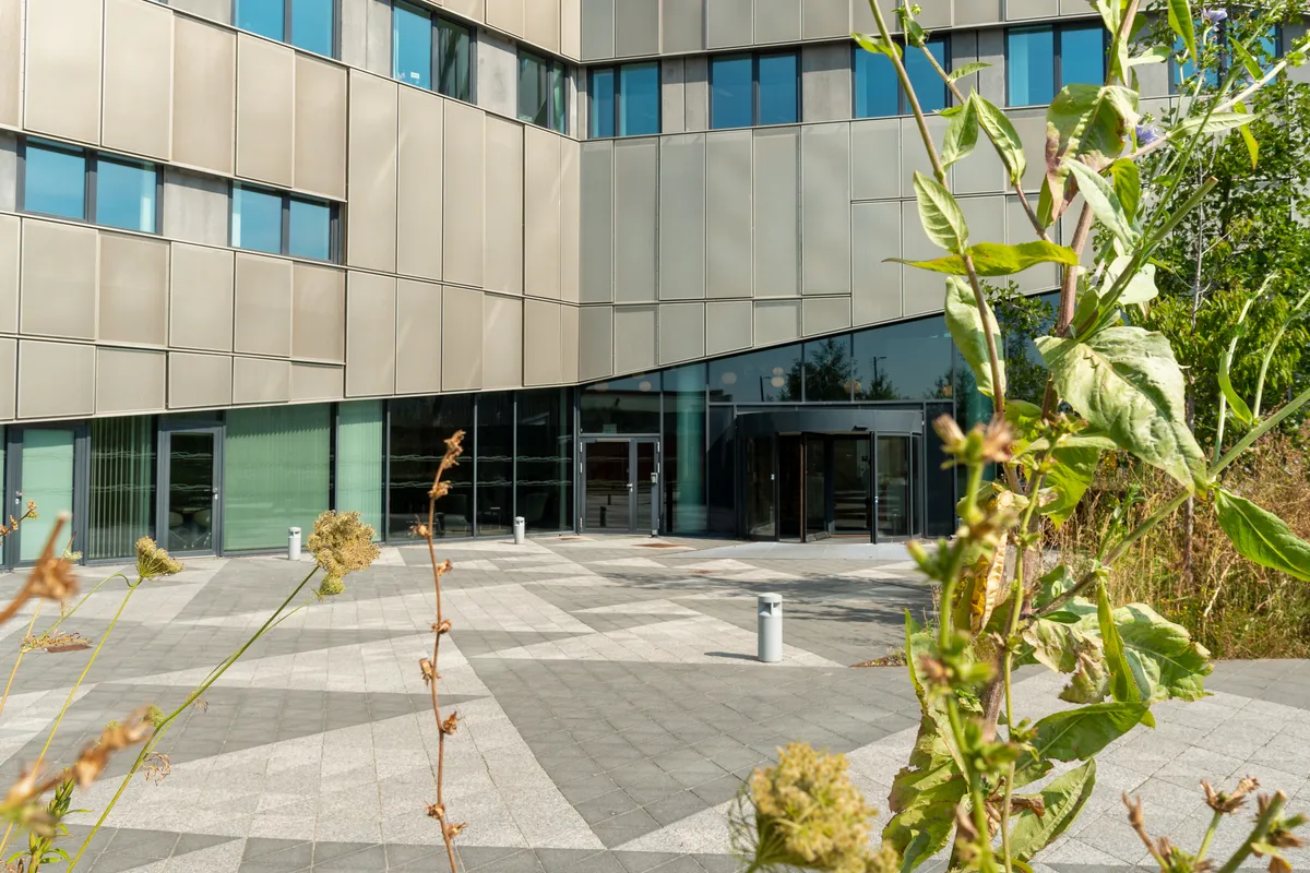 Moderne kontorbygning med glasvinduer og lyse interiører, tæt på søborg, søborg, kontorleje, serviceret reception, fælles kantine, mødecenter, terrasse, grønne planter, fredelig atmosfære, kontorlokaler