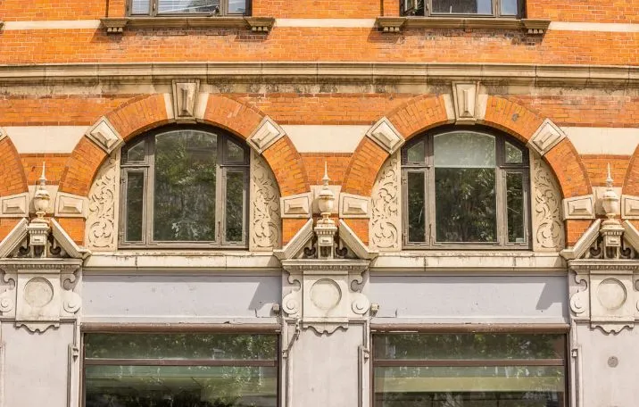 Klassisk røde mursten og hvide ornamenter. Moderne kontorvinduer og udsmykninger. Helt centralt i byen. 3 kontorer og formidabelt hjørnemødelokale